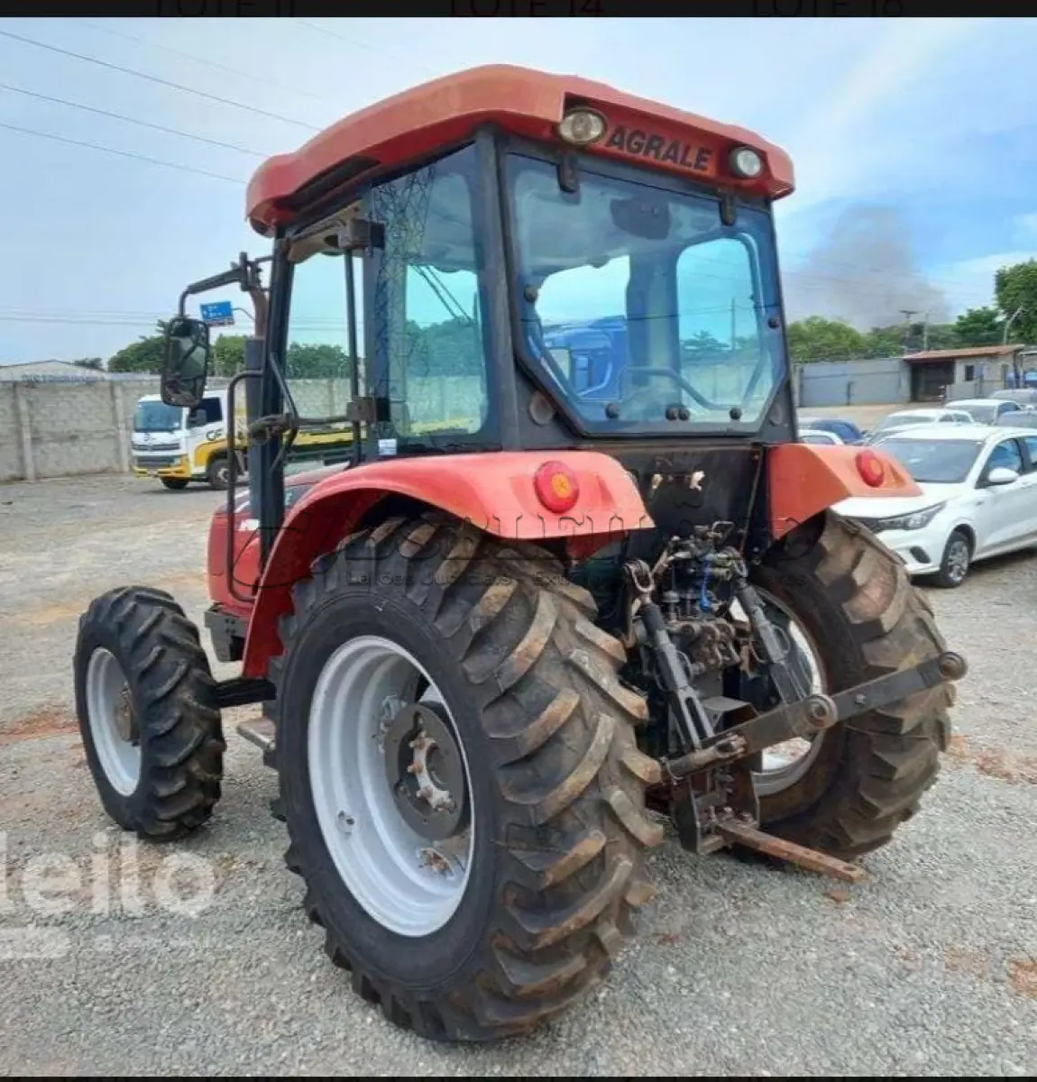 LOTE 563 - 01 TRATOR AGRALE 575 4X4, ANO 2016, AR CONDICIONADO GELANDO, PNEUS BONS, MOTOR MWM 4 CILINDROS, HORIMETRO 3.800 HORAS, FALTA VIDRO DAS 2 PORTAS (NO ESTADO) (RETIRADA EM GOIÂNIA)(AGENDAR VISTORIA EM GOIÂNIA¨. 61-08153-0503 JÚNIOR)