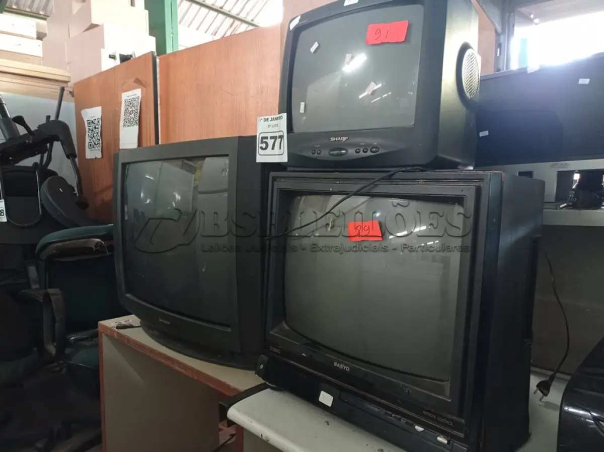 LOTE 577 - 03 TV’S DE TUBO MARCAS E MODELOS DIVERSOS. (NO ESTADO) ATENÇÃO! FAZER A VISITAÇÃO ANTES DE ARREMATAR, NÃO SABEMOS SE FUNCIONA. LEILÃO NÃO TEM GARANTIA E NEM DEVOLUÇÃO, SUJEITO A POSSÍVEIS AVARIAS VISÍVEIS/OCULTAS E/OU AUSÊNCIA DE COMPONENTES.