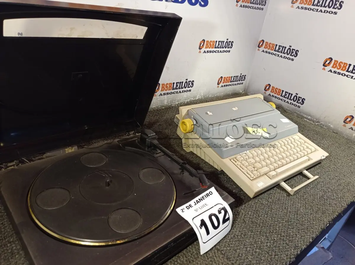 LOTE 102 - 01 MÁQUINA DE ESCREVER OLIVETTI PERSONAL 55 E 01 TOCA DISCOS AVANTI. (NO ESTADO) ATENÇÃO! FAZER A VISITAÇÃO ANTES DE ARREMATAR, NÃO SABEMOS SE FUNCIONA. LEILÃO NÃO TEM GARANTIA E NEM DEVOLUÇÃO, SUJEITO A POSSÍVEIS AVARIAS VISÍVEIS/OCULTAS E/OU AUSÊNCIA DE COMPONENTES.