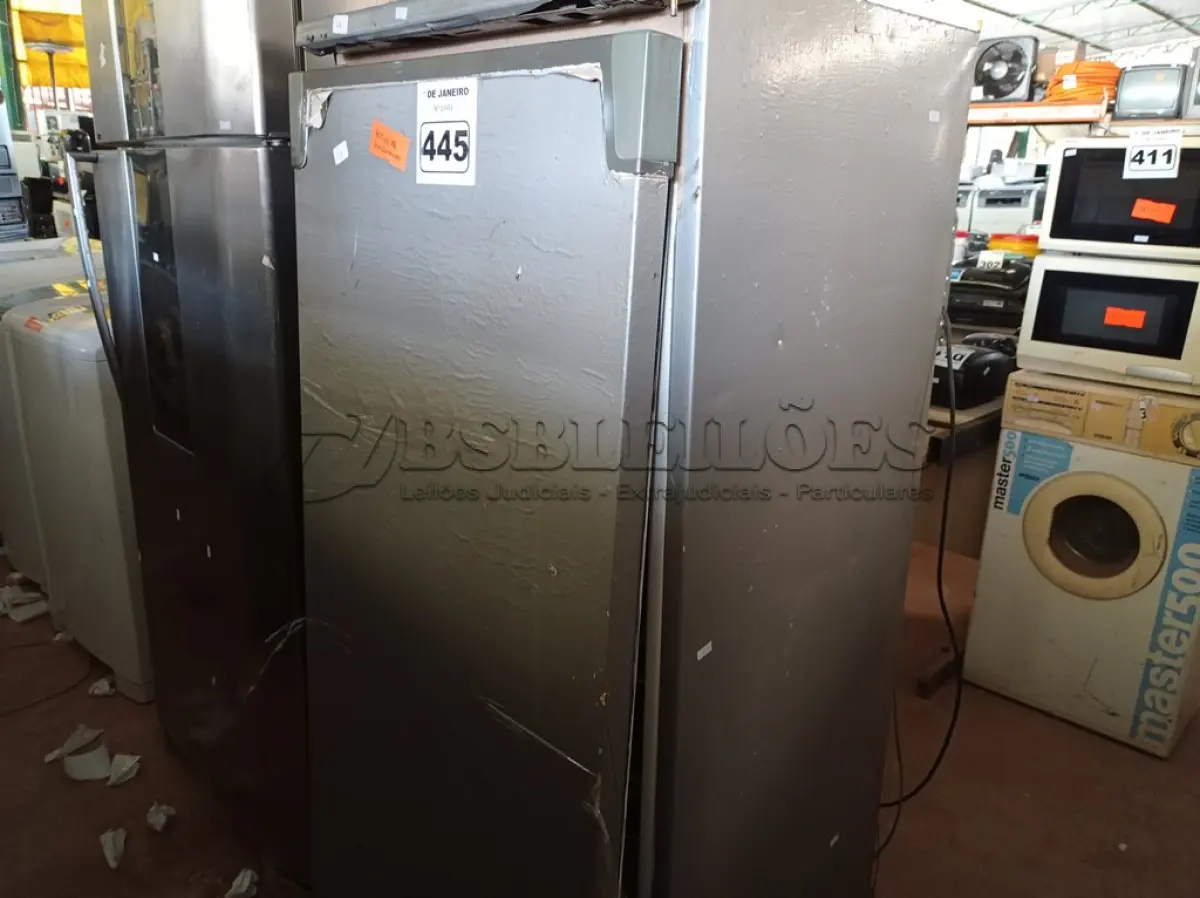 LOTE 445 - 01 FREEZER VERTICAL MARCA CÔNSUL 220V. (NO ESTADO) ATENÇÃO! FAZER A VISITAÇÃO ANTES DE ARREMATAR, NÃO SABEMOS SE FUNCIONA. LEILÃO NÃO TEM GARANTIA E NEM DEVOLUÇÃO, SUJEITO A POSSÍVEIS AVARIAS VISÍVEIS/OCULTAS E/OU AUSÊNCIA DE COMPONENTES.