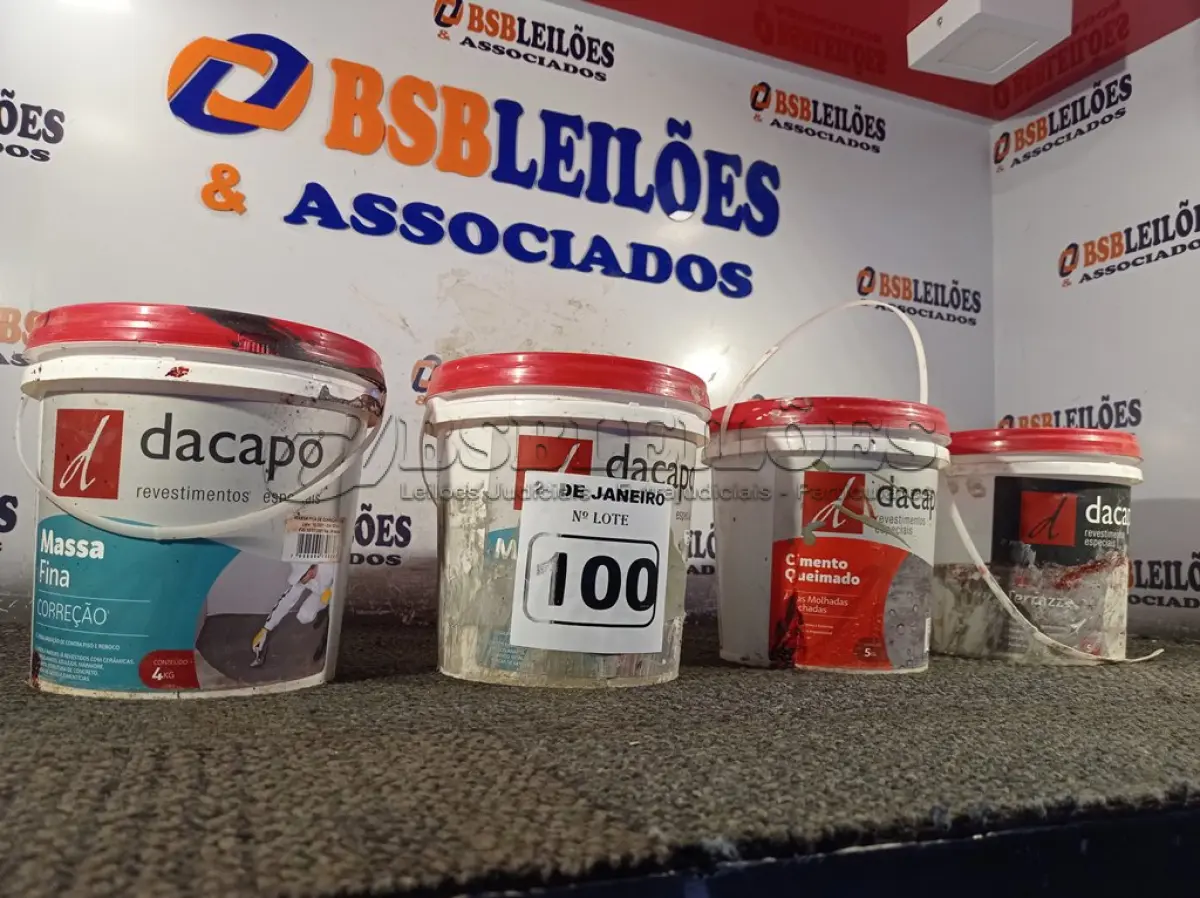 LOTE 100 - 04 BALDES DE REVESTIMENTO, SENDO 03 DE MASSA FINA E 01 DE CIMENTO QUEIMADO. (NO ESTADO) ATENÇÃO! FAZER A VISITAÇÃO ANTES DE ARREMATAR, NÃO SABEMOS SE FUNCIONA. LEILÃO NÃO TEM GARANTIA E NEM DEVOLUÇÃO, SUJEITO A POSSÍVEIS AVARIAS VISÍVEIS/OCULTAS E/OU AUSÊNCIA DE COMPONENTES.