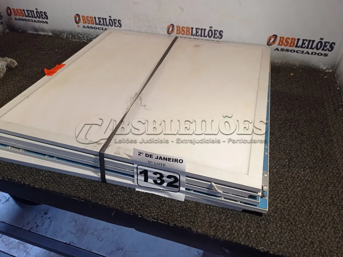 LOTE 132 - 05 PAINÉIS DE LED. (NO ESTADO) ATENÇÃO! FAZER A VISITAÇÃO ANTES DE ARREMATAR, NÃO SABEMOS SE FUNCIONA. LEILÃO NÃO TEM GARANTIA E NEM DEVOLUÇÃO, SUJEITO A POSSÍVEIS AVARIAS VISÍVEIS/OCULTAS E/OU AUSÊNCIA DE COMPONENTES.