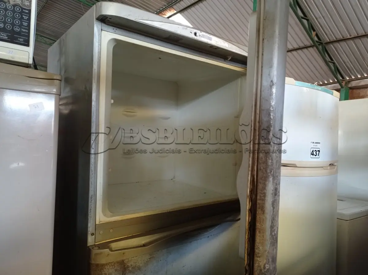 LOTE 438 - 01 GELADEIRA MARCA BOSCH 220V. (NO ESTADO) ATENÇÃO! FAZER A VISITAÇÃO ANTES DE ARREMATAR, NÃO SABEMOS SE FUNCIONA. LEILÃO NÃO TEM GARANTIA E NEM DEVOLUÇÃO, SUJEITO A POSSÍVEIS AVARIAS VISÍVEIS/OCULTAS E/OU AUSÊNCIA DE COMPONENTES.