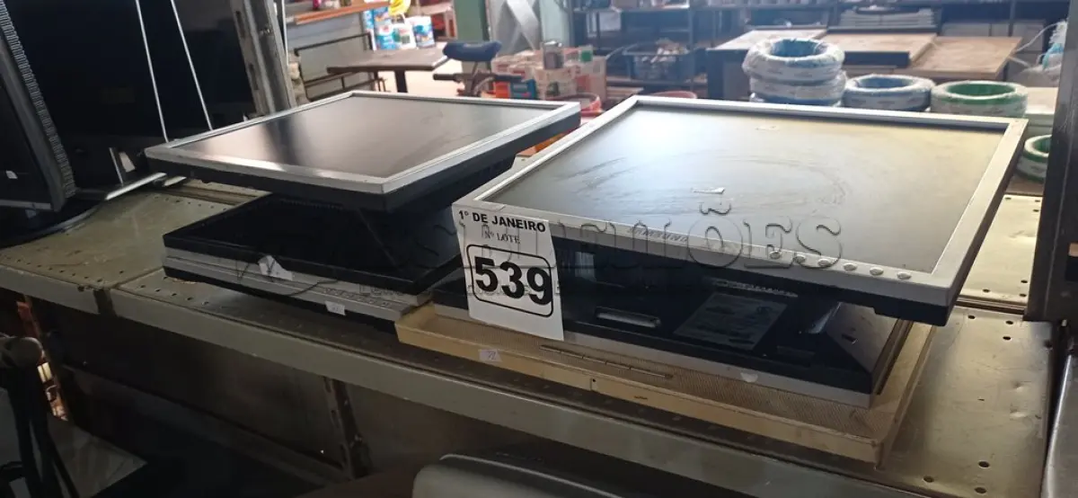 LOTE 539 - 06 MONITORES MARCAS E MODELOS DIVERSOS. (NO ESTADO) ATENÇÃO! FAZER A VISITAÇÃO ANTES DE ARREMATAR, NÃO SABEMOS SE FUNCIONA. LEILÃO NÃO TEM GARANTIA E NEM DEVOLUÇÃO, SUJEITO A POSSÍVEIS AVARIAS VISÍVEIS/OCULTAS E/OU AUSÊNCIA DE COMPONENTES.