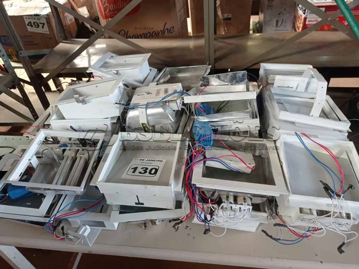 LOTE 130 - 01 LOTE COM VÁRIAS LUMINÁRIAS DE EMBUTIR INCOMPLETAS.(NO ESTADO) ATENÇÃO! FAZER A VISITAÇÃO ANTES DE ARREMATAR, NÃO SABEMOS SE FUNCIONA. LEILÃO NÃO TEM GARANTIA E NEM DEVOLUÇÃO, SUJEITO A POSSÍVEIS AVARIAS VISÍVEIS/OCULTAS E/OU AUSÊNCIA DE COMPONENTES.