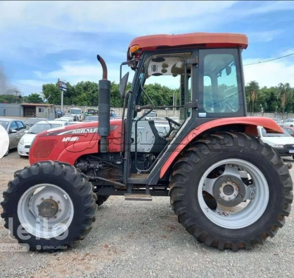 LOTE 563 - 01 TRATOR AGRALE 575 4X4, ANO 2016, AR CONDICIONADO GELANDO, PNEUS BONS, MOTOR MWM 4 CILINDROS, HORIMETRO 3.800 HORAS, FALTA VIDRO DAS 2 PORTAS (NO ESTADO) (RETIRADA EM GOIÂNIA)(AGENDAR VISTORIA EM GOIÂNIA¨. 61-08153-0503 JÚNIOR)