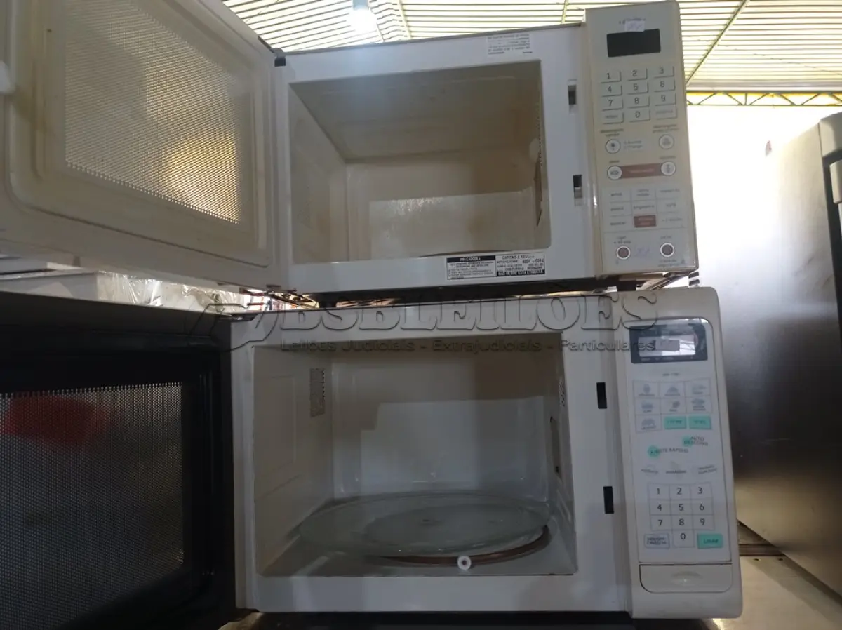 LOTE 514 - 02 MICRO-ONDAS MARCAS E MODELOS DIVERSOS. (NO ESTADO) ATENÇÃO! FAZER A VISITAÇÃO ANTES DE ARREMATAR, NÃO SABEMOS SE FUNCIONA. LEILÃO NÃO TEM GARANTIA E NEM DEVOLUÇÃO, SUJEITO A POSSÍVEIS AVARIAS VISÍVEIS/OCULTAS E/OU AUSÊNCIA DE COMPONENTES.