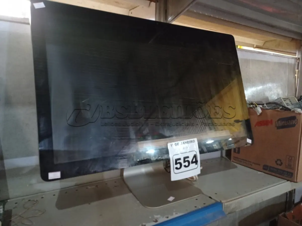 LOTE 554 - 01 COMPUTADOR MACINTOSH. (NO ESTADO) ATENÇÃO! FAZER A VISITAÇÃO ANTES DE ARREMATAR, NÃO SABEMOS SE FUNCIONA. LEILÃO NÃO TEM GARANTIA E NEM DEVOLUÇÃO, SUJEITO A POSSÍVEIS AVARIAS VISÍVEIS/OCULTAS E/OU AUSÊNCIA DE COMPONENTES.