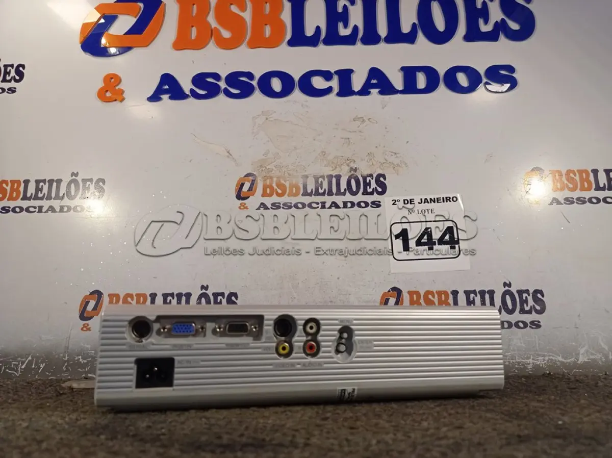 LOTE 144 - 01 PROJETOR MULTIMIDIA MARCA PANASONIC BIVOLT. (NO ESTADO) ATENÇÃO! FAZER A VISITAÇÃO ANTES DE ARREMATAR, NÃO SABEMOS SE FUNCIONA. LEILÃO NÃO TEM GARANTIA E NEM DEVOLUÇÃO, SUJEITO A POSSÍVEIS AVARIAS VISÍVEIS/OCULTAS E/OU AUSÊNCIA DE COMPONENTES.