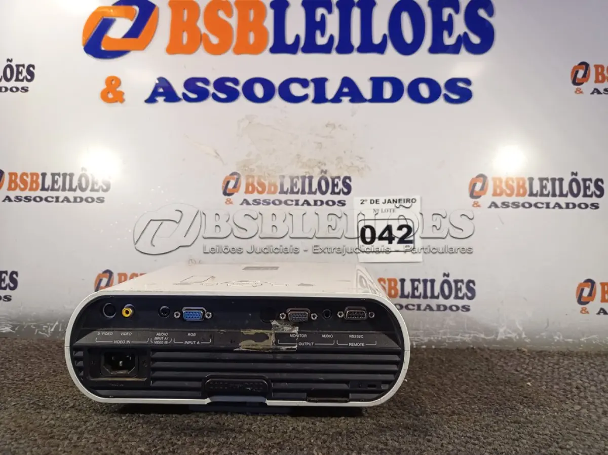 LOTE 042 - 01 PROJETOR MULTIMÍDIA MARCA SONY. (NO ESTADO) ATENÇÃO! FAZER A VISITAÇÃO ANTES DE ARREMATAR, NÃO SABEMOS SE FUNCIONA. LEILÃO NÃO TEM GARANTIA E NEM DEVOLUÇÃO, SUJEITO A POSSÍVEIS AVARIAS VISÍVEIS/OCULTAS E/OU AUSÊNCIA DE COMPONENTES.