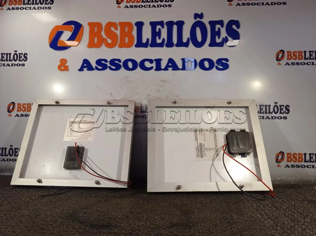 LOTE 142 - 02 PAINÉIS SOLARES 18V 10W.  (NO ESTADO) ATENÇÃO! FAZER A VISITAÇÃO ANTES DE ARREMATAR, NÃO SABEMOS SE FUNCIONA. LEILÃO NÃO TEM GARANTIA E NEM DEVOLUÇÃO, SUJEITO A POSSÍVEIS AVARIAS VISÍVEIS/OCULTAS E/OU AUSÊNCIA DE COMPONENTES.