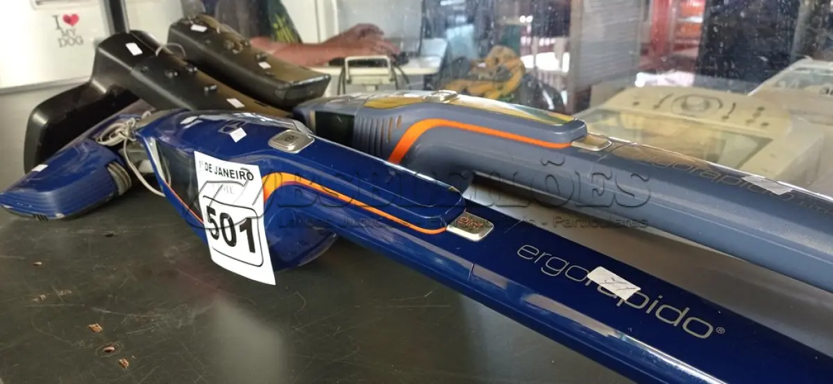 LOTE 501 - 02 ASPIRADORES DE PÓ. (NO ESTADO) ATENÇÃO! FAZER A VISITAÇÃO ANTES DE ARREMATAR, NÃO SABEMOS SE FUNCIONA. LEILÃO NÃO TEM GARANTIA E NEM DEVOLUÇÃO, SUJEITO A POSSÍVEIS AVARIAS VISÍVEIS/OCULTAS E/OU AUSÊNCIA DE COMPONENTES.