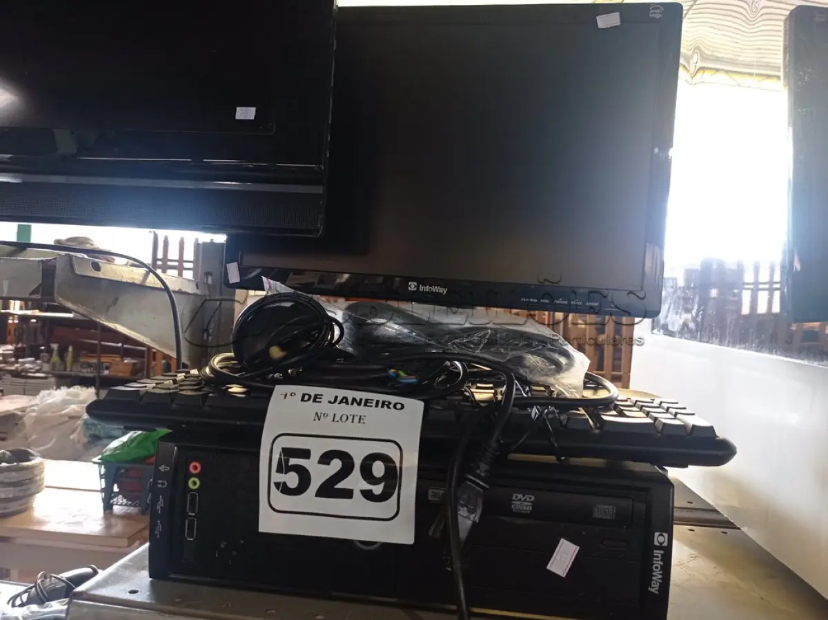 LOTE 529 - 01 CPU, 01 MONITOR, 01 TECLADO E 01 MOUSE. (NO ESTADO) ATENÇÃO! FAZER A VISITAÇÃO ANTES DE ARREMATAR, NÃO SABEMOS SE FUNCIONA. LEILÃO NÃO TEM GARANTIA E NEM DEVOLUÇÃO, SUJEITO A POSSÍVEIS AVARIAS VISÍVEIS/OCULTAS E/OU AUSÊNCIA DE COMPONENTES.