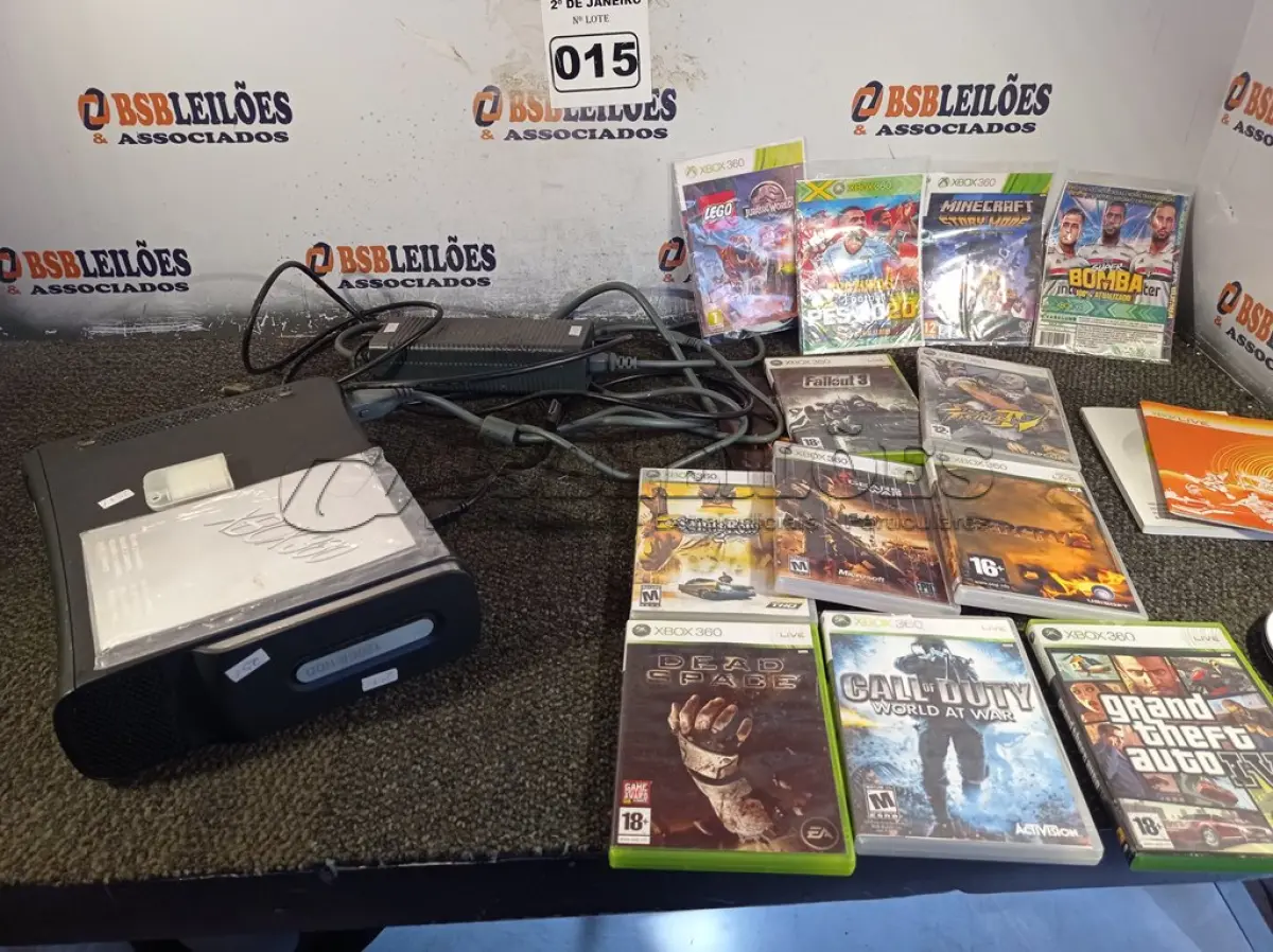 LOTE 015 - 01 XBOX 360 COM FONTE E VARIOS JOGOS. (NO ESTADO) ATENÇÃO! FAZER A VISITAÇÃO ANTES DE ARREMATAR, NÃO SABEMOS SE FUNCIONA. LEILÃO NÃO TEM GARANTIA E NEM DEVOLUÇÃO, SUJEITO A POSSÍVEIS AVARIAS VISÍVEIS/OCULTAS E/OU AUSÊNCIA DE COMPONENTES.