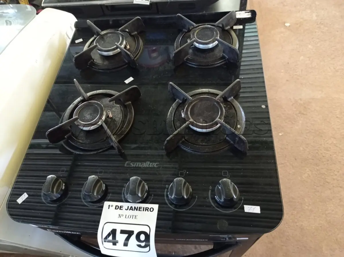 LOTE 479 - 01 FOGÃO A GÁS 04 BOCAS MARCA ESMALTEC. (NO ESTADO) ATENÇÃO! FAZER A VISITAÇÃO ANTES DE ARREMATAR, NÃO SABEMOS SE FUNCIONA. LEILÃO NÃO TEM GARANTIA E NEM DEVOLUÇÃO, SUJEITO A POSSÍVEIS AVARIAS VISÍVEIS/OCULTAS E/OU AUSÊNCIA DE COMPONENTES.