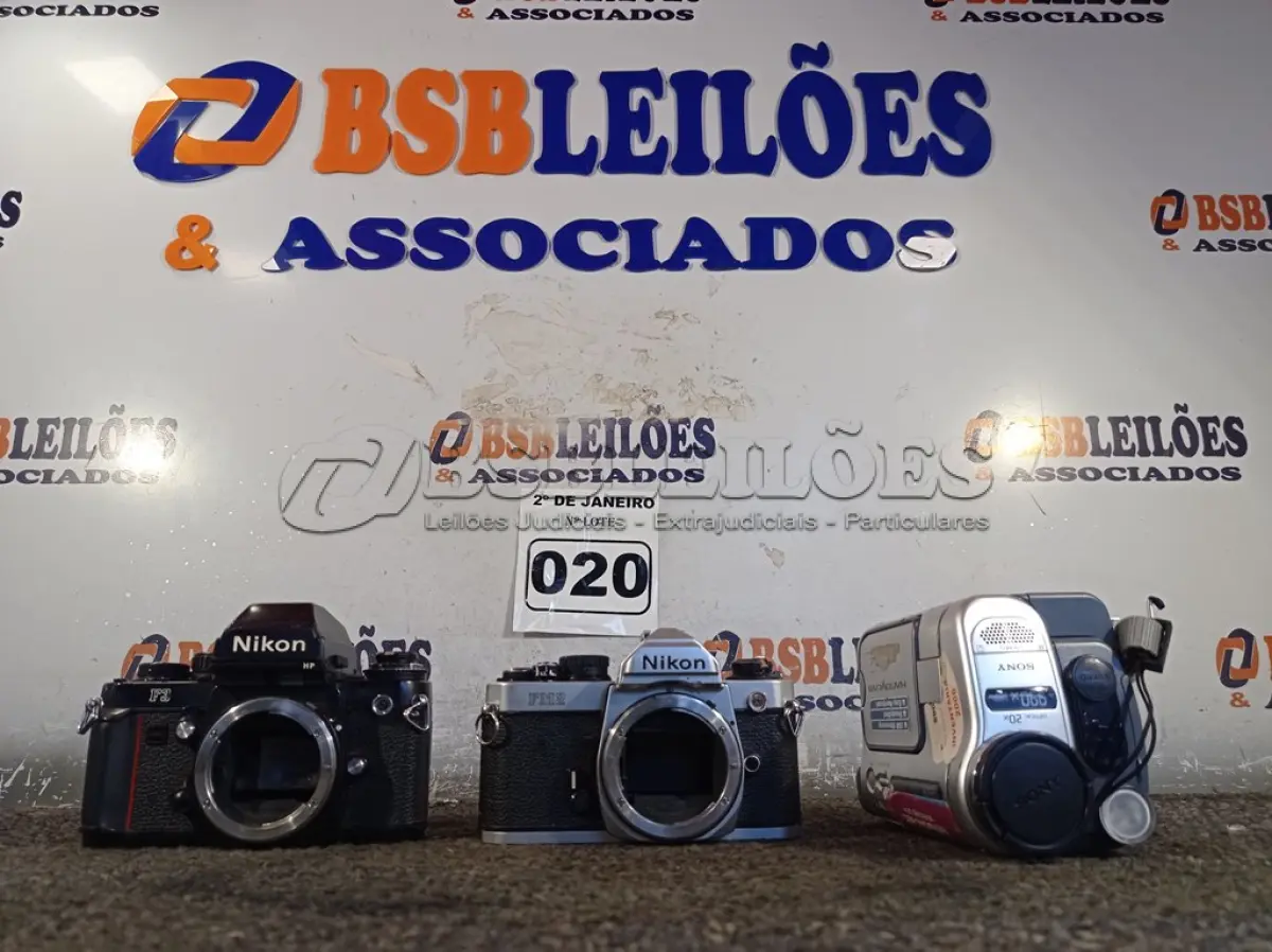 LOTE 020 - 01 CÂMERA FILMADORA E 02 CÂMERAS FOTOGRÁFICAS MARCA NIKON INCOMPLETAS. (NO ESTADO) ATENÇÃO! FAZER A VISITAÇÃO ANTES DE ARREMATAR, NÃO SABEMOS SE FUNCIONA. LEILÃO NÃO TEM GARANTIA E NEM DEVOLUÇÃO, SUJEITO A POSSÍVEIS AVARIAS VISÍVEIS/OCULTAS E/OU AUSÊNCIA DE COMPONENTES.