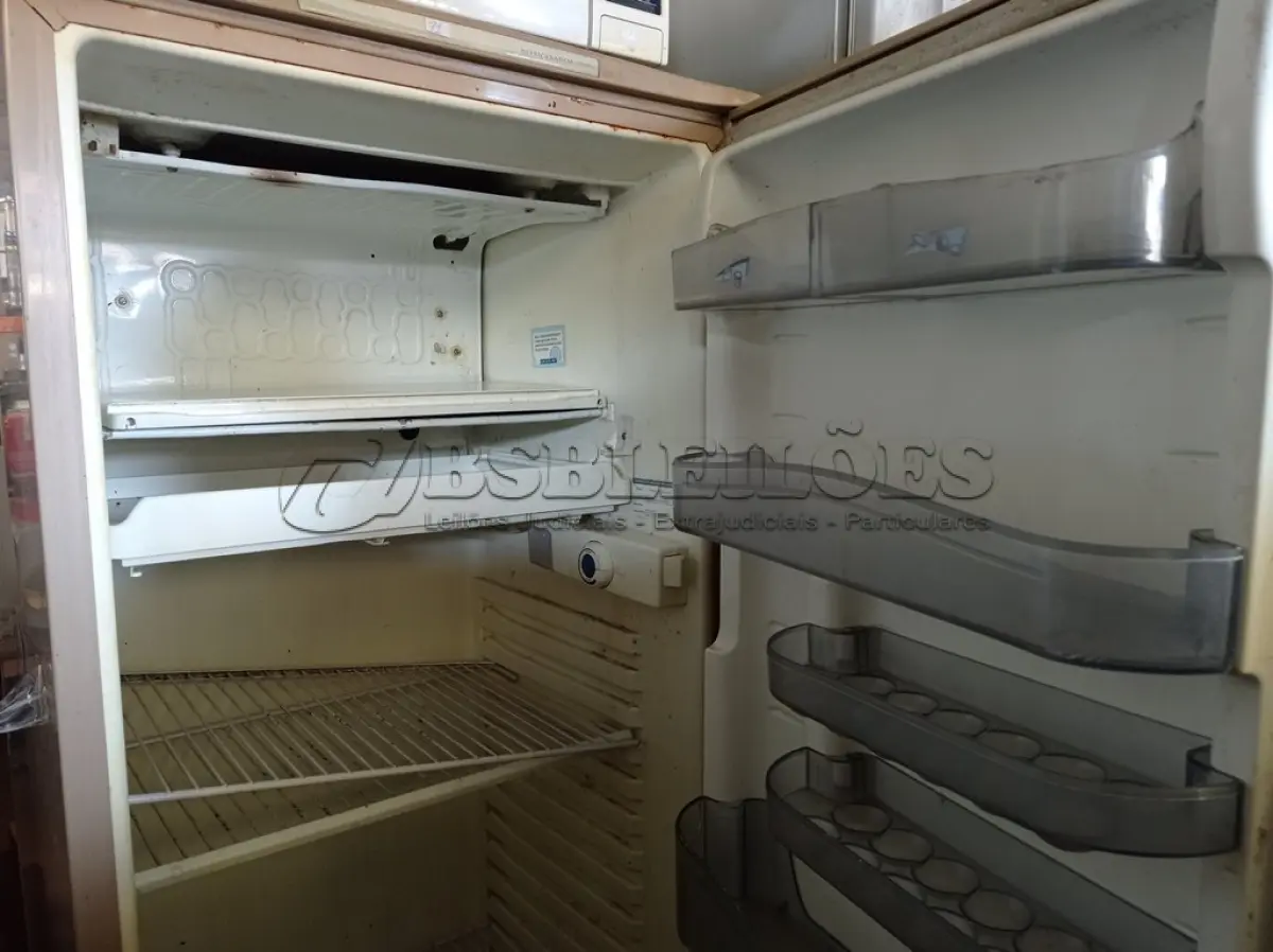 LOTE 440 - 01 GELADEIRA MARCA CÔNSUL 220V. (NO ESTADO) ATENÇÃO! FAZER A VISITAÇÃO ANTES DE ARREMATAR, NÃO SABEMOS SE FUNCIONA. LEILÃO NÃO TEM GARANTIA E NEM DEVOLUÇÃO, SUJEITO A POSSÍVEIS AVARIAS VISÍVEIS/OCULTAS E/OU AUSÊNCIA DE COMPONENTES.