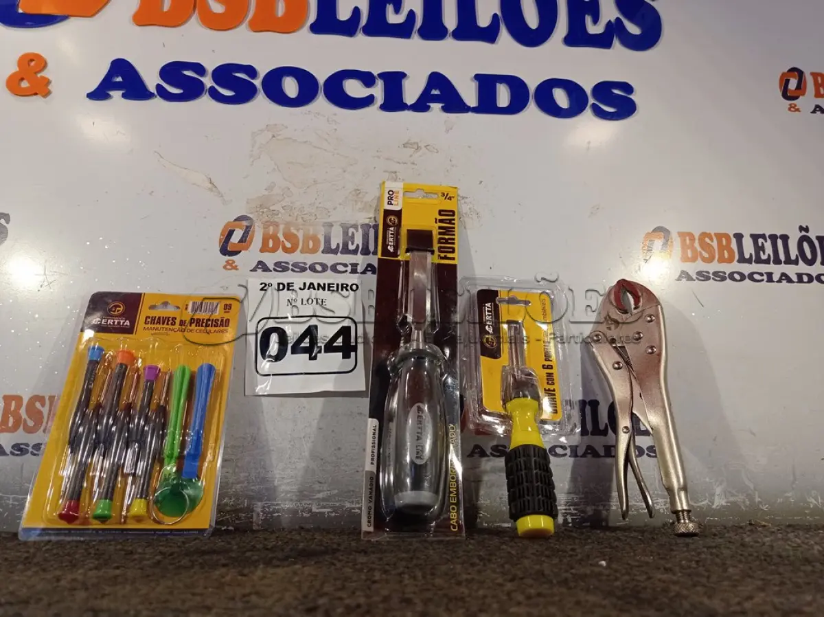 LOTE 044 - 01 KIT DE CHAVES DE PRECISÃO P/ MANUTENÇÃO DE CELULARES C/9 PEÇAS, 01 ALICATE DE PRESSÃO, 01 CHAVE COM 06 PONTS INTERCAMBIÁVEL E 01 FORMÃO. (NOVO) (NO ESTADO) ATENÇÃO! FAZER A VISITAÇÃO ANTES DE ARREMATAR, NÃO SABEMOS SE FUNCIONA. LEILÃO NÃO TEM GARANTIA E NEM DEVOLUÇÃO, SUJEITO A POSSÍVEIS AVARIAS VISÍVEIS/OCULTAS E/OU AUSÊNCIA DE COMPONENTES.