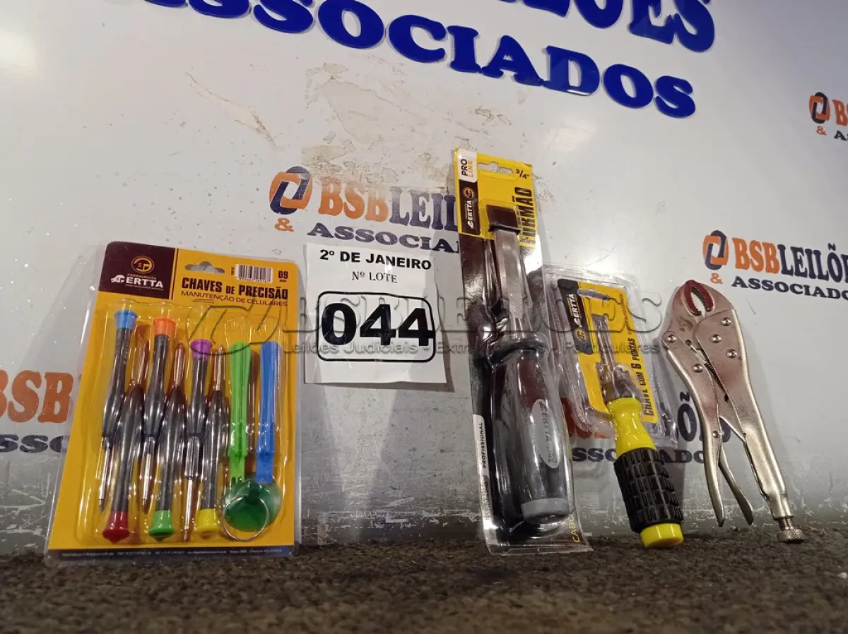 LOTE 044 - 01 KIT DE CHAVES DE PRECISÃO P/ MANUTENÇÃO DE CELULARES C/9 PEÇAS, 01 ALICATE DE PRESSÃO, 01 CHAVE COM 06 PONTS INTERCAMBIÁVEL E 01 FORMÃO. (NOVO) (NO ESTADO) ATENÇÃO! FAZER A VISITAÇÃO ANTES DE ARREMATAR, NÃO SABEMOS SE FUNCIONA. LEILÃO NÃO TEM GARANTIA E NEM DEVOLUÇÃO, SUJEITO A POSSÍVEIS AVARIAS VISÍVEIS/OCULTAS E/OU AUSÊNCIA DE COMPONENTES.