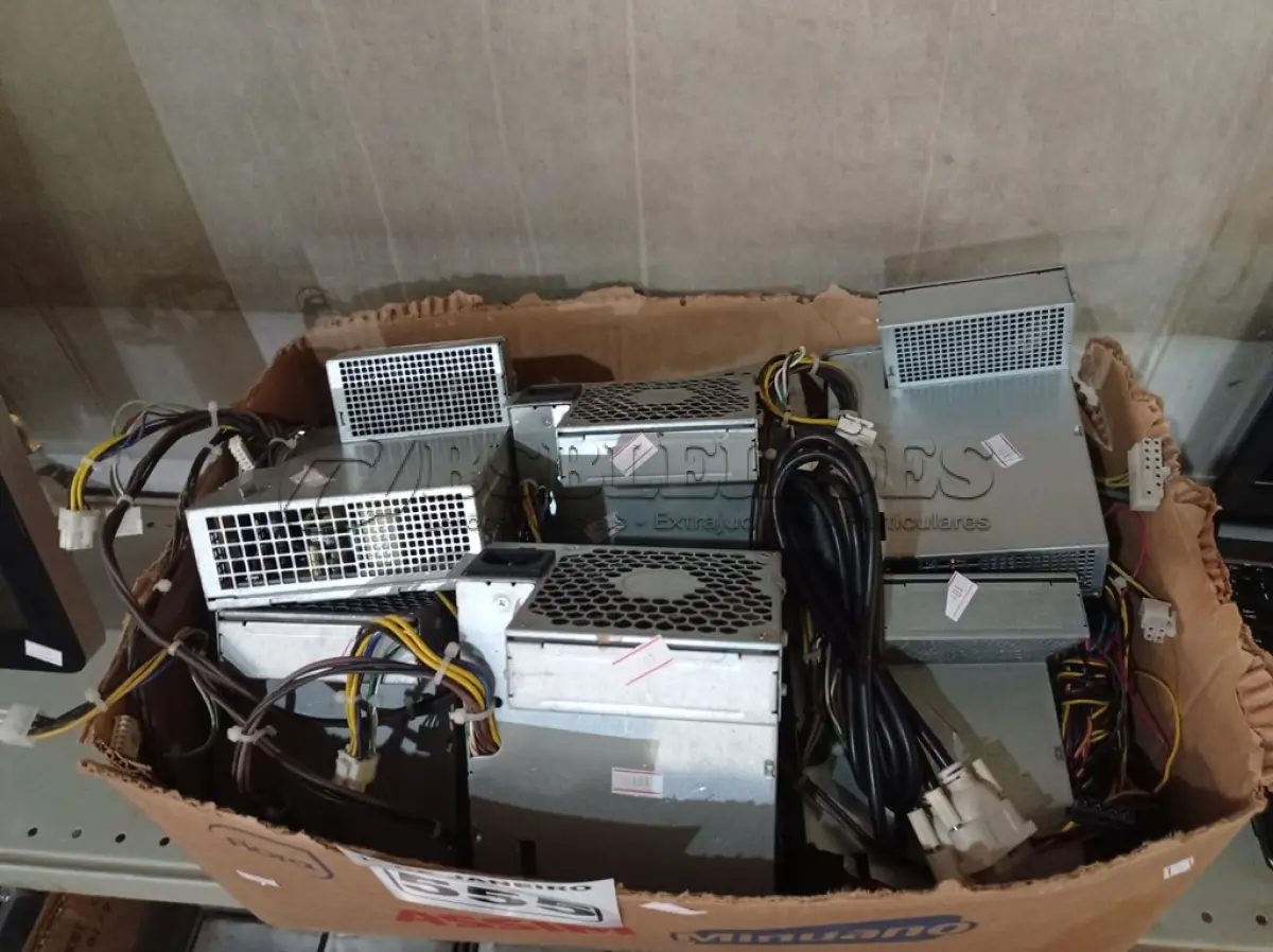 LOTE 555 - 01 LOTE COM VÁRIAS FONTES PARA PC MARCAS E MODELOS DIVERSOS. (NO ESTADO) ATENÇÃO! FAZER A VISITAÇÃO ANTES DE ARREMATAR, NÃO SABEMOS SE FUNCIONA. LEILÃO NÃO TEM GARANTIA E NEM DEVOLUÇÃO, SUJEITO A POSSÍVEIS AVARIAS VISÍVEIS/OCULTAS E/OU AUSÊNCIA DE COMPONENTES.