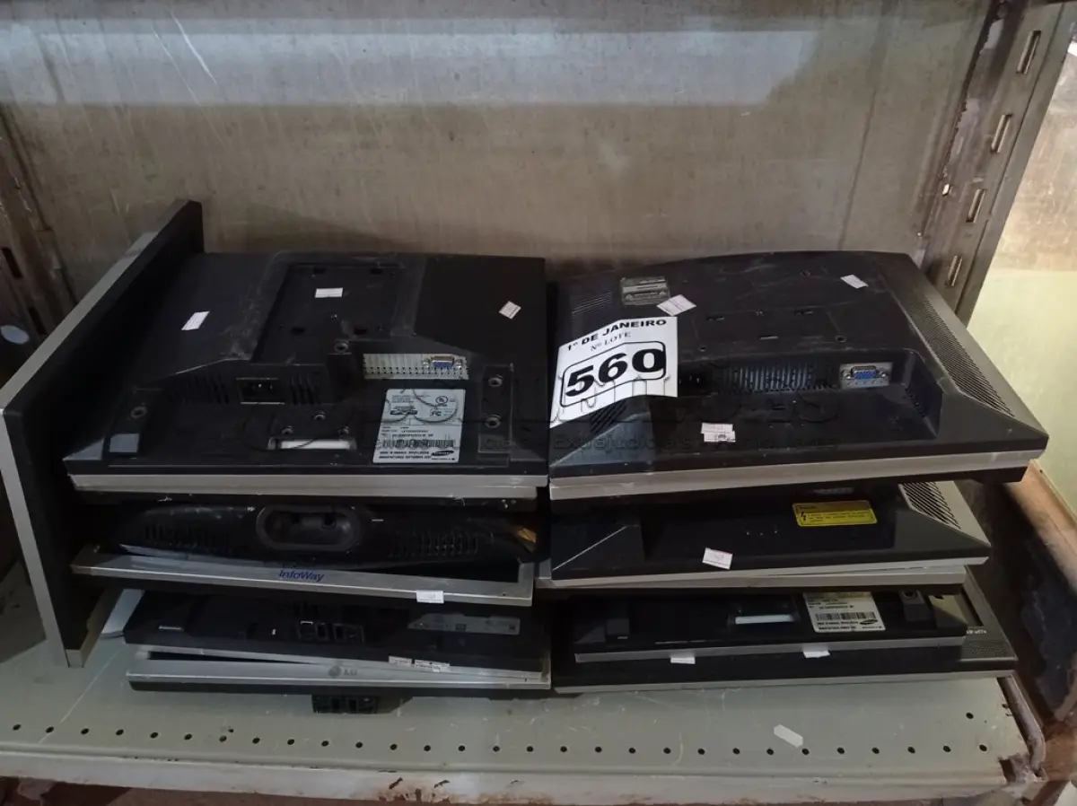 LOTE 560 - 13 MONITORES MARCAS E MODELOS DIVERSOS. (NO ESTADO) ATENÇÃO! FAZER A VISITAÇÃO ANTES DE ARREMATAR, NÃO SABEMOS SE FUNCIONA. LEILÃO NÃO TEM GARANTIA E NEM DEVOLUÇÃO, SUJEITO A POSSÍVEIS AVARIAS VISÍVEIS/OCULTAS E/OU AUSÊNCIA DE COMPONENTES.