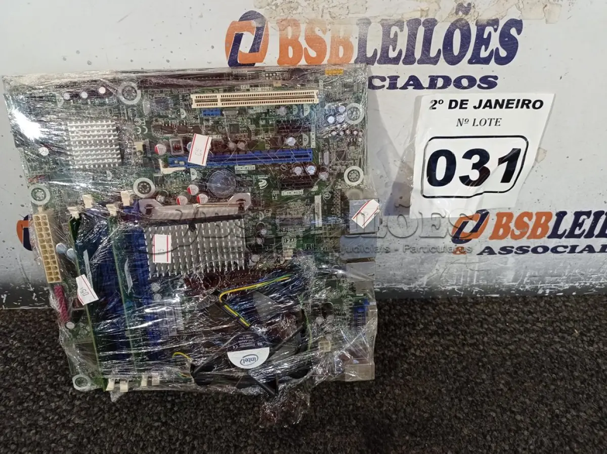 LOTE 031 - 01 PLACA MÃE INTEL DG 43GT, 4GB DE MEMÓRIA E PROCESSADOR CORE2 QUAD. (NO ESTADO) ATENÇÃO! FAZER A VISITAÇÃO ANTES DE ARREMATAR, NÃO SABEMOS SE FUNCIONA. LEILÃO NÃO TEM GARANTIA E NEM DEVOLUÇÃO, SUJEITO A POSSÍVEIS AVARIAS VISÍVEIS/OCULTAS E/OU AUSÊNCIA DE COMPONENTES.