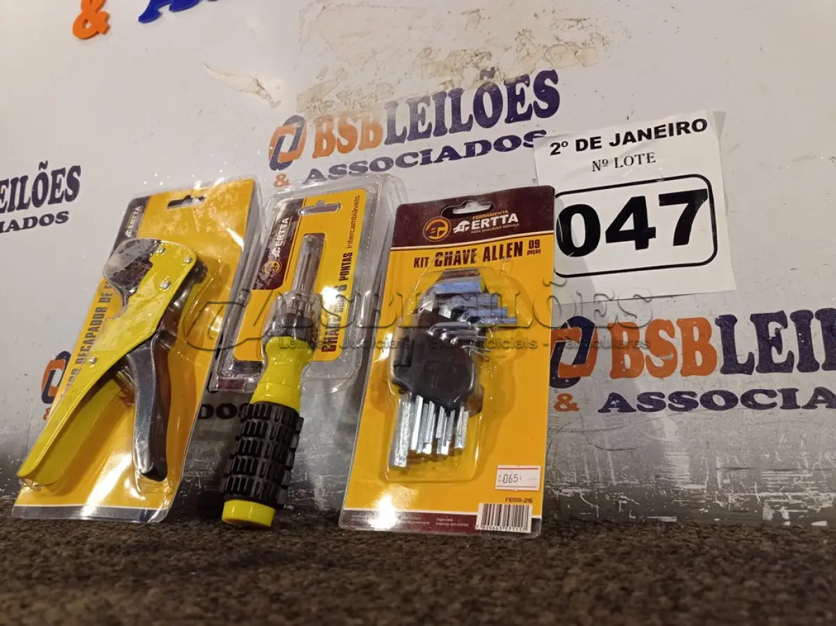 LOTE 047 - 01 KIT CHAVE ALLEN 09 PEÇS, 01 CHAVE COM 06 PONTAS INTERCAMBIÁVEL E 01 DESCASCADOR DE FIO. (NOVO) (NO ESTADO) ATENÇÃO! FAZER A VISITAÇÃO ANTES DE ARREMATAR, NÃO SABEMOS SE FUNCIONA. LEILÃO NÃO TEM GARANTIA E NEM DEVOLUÇÃO, SUJEITO A POSSÍVEIS AVARIAS VISÍVEIS/OCULTAS E/OU AUSÊNCIA DE COMPONENTES.