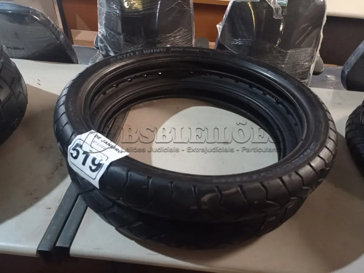 LOTE 519 - 02 PNEUS DE MOTO 19/19/21, 110/80/19. (NO ESTADO) ATENÇÃO! FAZER A VISITAÇÃO ANTES DE ARREMATAR, NÃO SABEMOS SE FUNCIONA. LEILÃO NÃO TEM GARANTIA E NEM DEVOLUÇÃO, SUJEITO A POSSÍVEIS AVARIAS VISÍVEIS/OCULTAS E/OU AUSÊNCIA DE COMPONENTES.