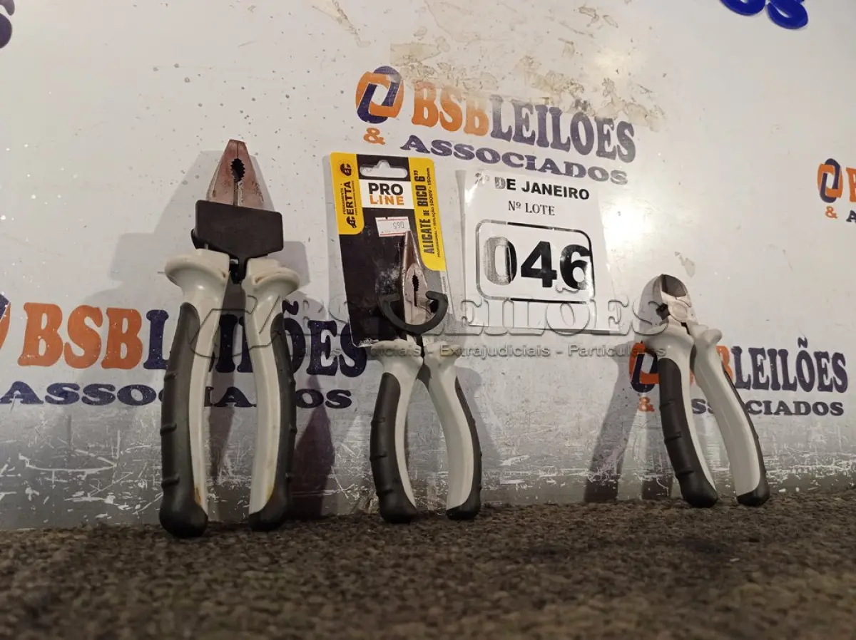 LOTE 046 - 03 ALICATES, SENDO 01 DE BICO 6’’, 01 UNIVERSAL E 01 DE CORTE. (NOVO) (NO ESTADO) ATENÇÃO! FAZER A VISITAÇÃO ANTES DE ARREMATAR, NÃO SABEMOS SE FUNCIONA. LEILÃO NÃO TEM GARANTIA E NEM DEVOLUÇÃO, SUJEITO A POSSÍVEIS AVARIAS VISÍVEIS/OCULTAS E/OU AUSÊNCIA DE COMPONENTES.