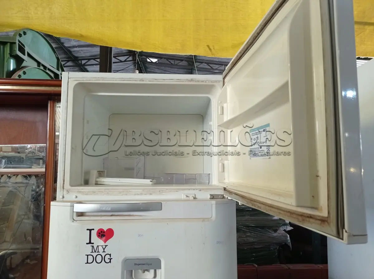 LOTE 488 - 01 GELADEIRA MARCA ELECTROLUX 220V. (NO ESTADO) ATENÇÃO! FAZER A VISITAÇÃO ANTES DE ARREMATAR, NÃO SABEMOS SE FUNCIONA. LEILÃO NÃO TEM GARANTIA E NEM DEVOLUÇÃO, SUJEITO A POSSÍVEIS AVARIAS VISÍVEIS/OCULTAS E/OU AUSÊNCIA DE COMPONENTES.