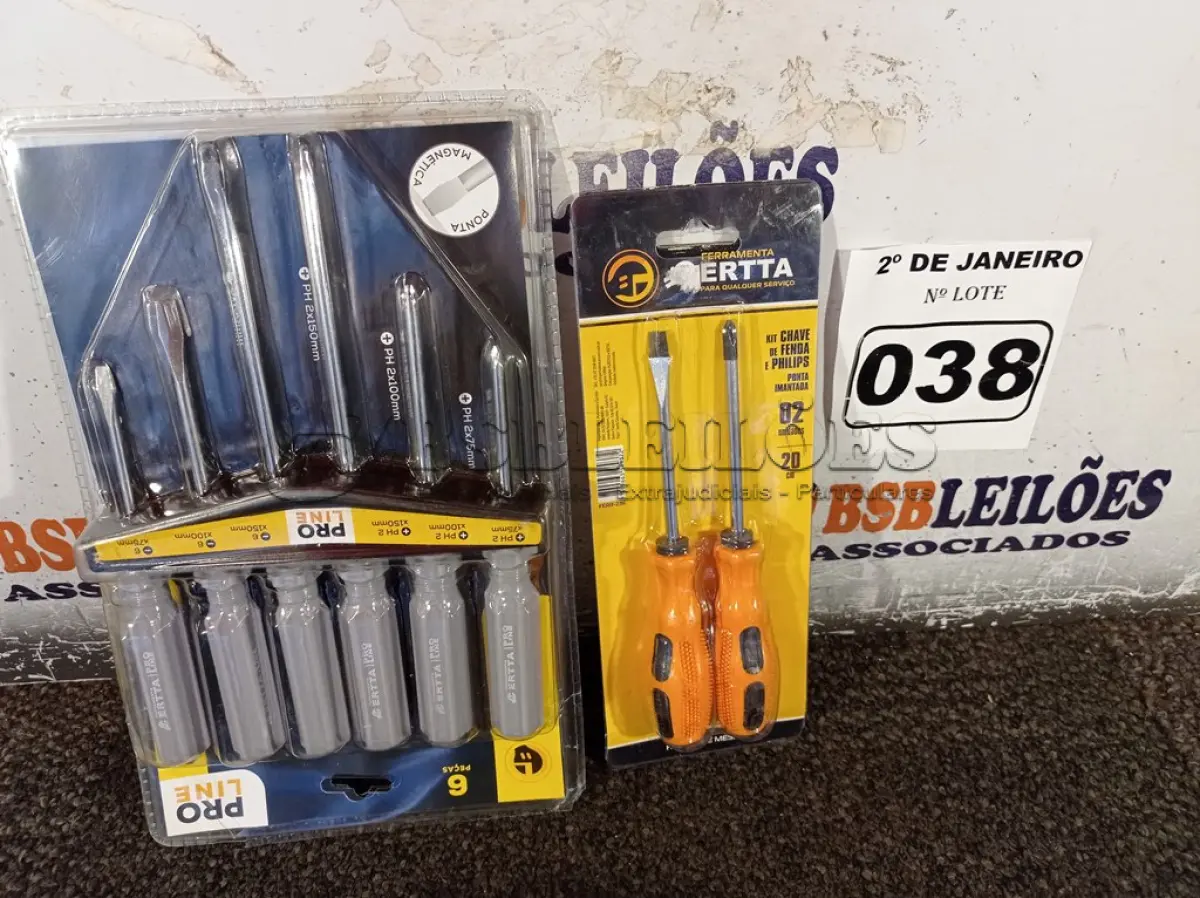 LOTE 038 - 01 KIT CHAVE DE FENDA E PHILIPS COM 02 PEÇAS 20CM E 01 KIT FENDA E PHILIPS PONTA MAGNÉTICA COM 06 PEÇAS. (NOVO)(NO ESTADO) ATENÇÃO! FAZER A VISITAÇÃO ANTES DE ARREMATAR, NÃO SABEMOS SE FUNCIONA. LEILÃO NÃO TEM GARANTIA E NEM DEVOLUÇÃO, SUJEITO A POSSÍVEIS AVARIAS VISÍVEIS/OCULTAS E/OU AUSÊNCIA DE COMPONENTES.