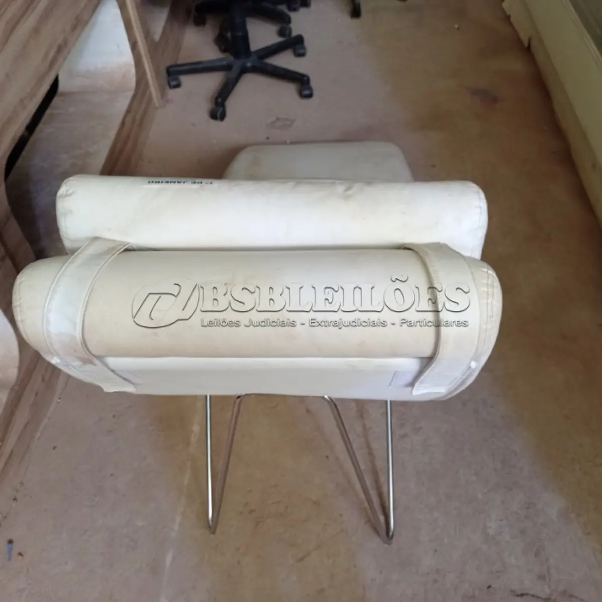 LOTE 489 - 01 DIVÃ. (NO ESTADO) ATENÇÃO! FAZER A VISITAÇÃO ANTES DE ARREMATAR, NÃO SABEMOS SE FUNCIONA. LEILÃO NÃO TEM GARANTIA E NEM DEVOLUÇÃO, SUJEITO A POSSÍVEIS AVARIAS VISÍVEIS/OCULTAS E/OU AUSÊNCIA DE COMPONENTES.