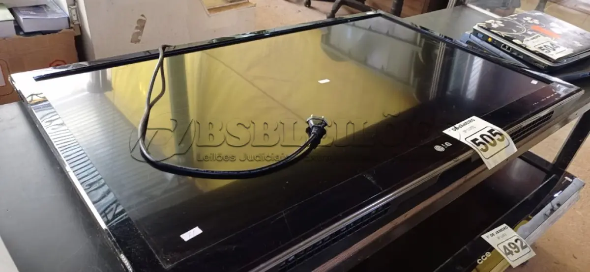 LOTE 505 - 01 TV LG 42” POL. (NO ESTADO) ATENÇÃO! FAZER A VISITAÇÃO ANTES DE ARREMATAR, NÃO SABEMOS SE FUNCIONA. LEILÃO NÃO TEM GARANTIA E NEM DEVOLUÇÃO, SUJEITO A POSSÍVEIS AVARIAS VISÍVEIS/OCULTAS E/OU AUSÊNCIA DE COMPONENTES.
