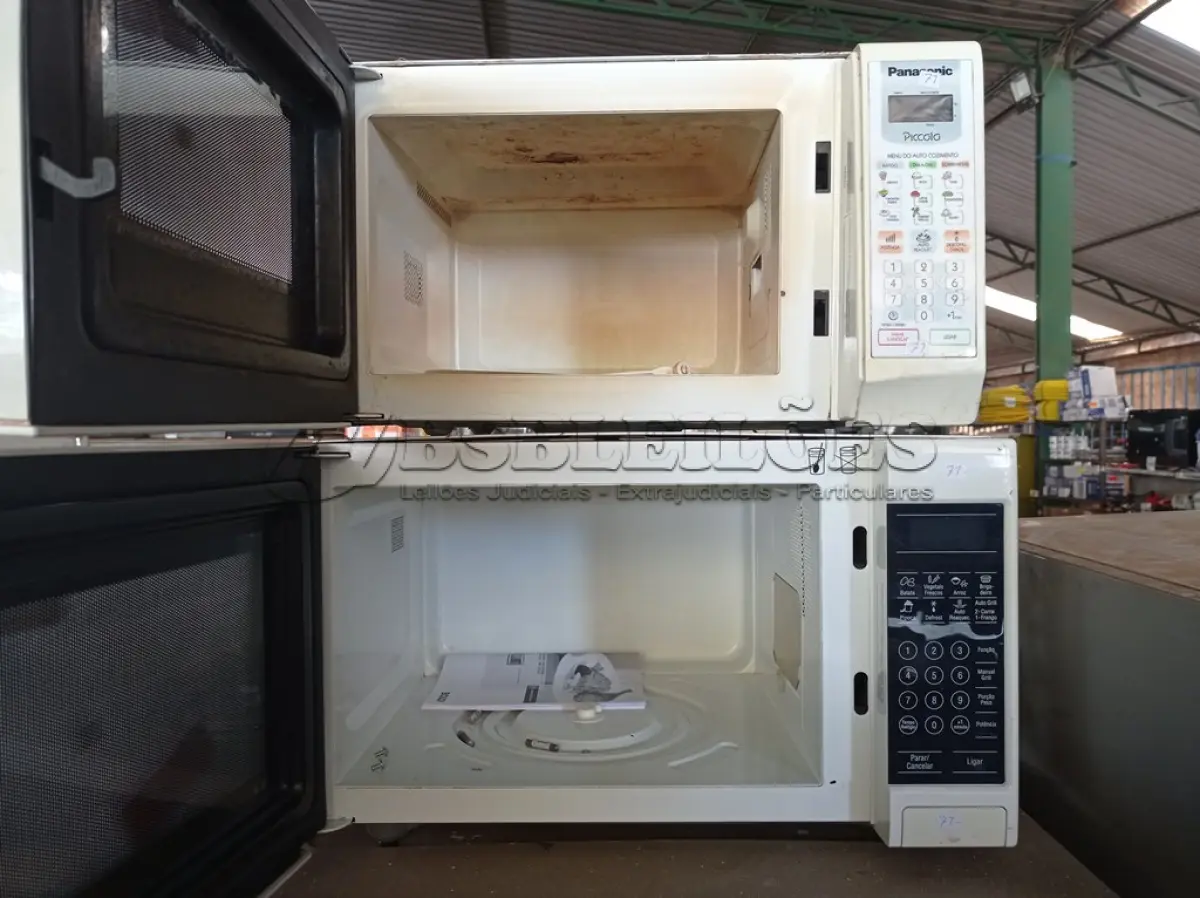 LOTE 439 - 02 MICRO-ONDAS MARCAS E MODELOS DIVERSOS. (NO ESTADO) ATENÇÃO! FAZER A VISITAÇÃO ANTES DE ARREMATAR, NÃO SABEMOS SE FUNCIONA. LEILÃO NÃO TEM GARANTIA E NEM DEVOLUÇÃO, SUJEITO A POSSÍVEIS AVARIAS VISÍVEIS/OCULTAS E/OU AUSÊNCIA DE COMPONENTES.