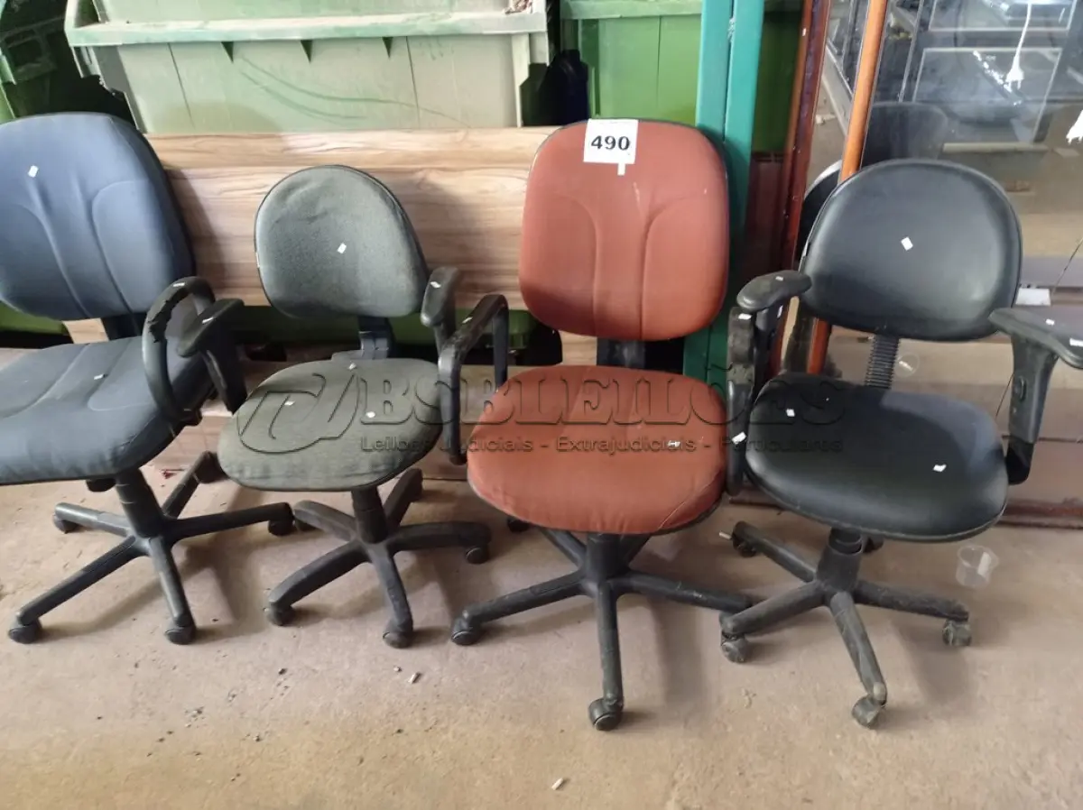 LOTE 490 - 04 CADEIRAS DE ESCRITÓRIO MARCAS E MODELOS DIVERSOS. (NO ESTADO) ATENÇÃO! FAZER A VISITAÇÃO ANTES DE ARREMATAR, NÃO SABEMOS SE FUNCIONA. LEILÃO NÃO TEM GARANTIA E NEM DEVOLUÇÃO, SUJEITO A POSSÍVEIS AVARIAS VISÍVEIS/OCULTAS E/OU AUSÊNCIA DE COMPONENTES.