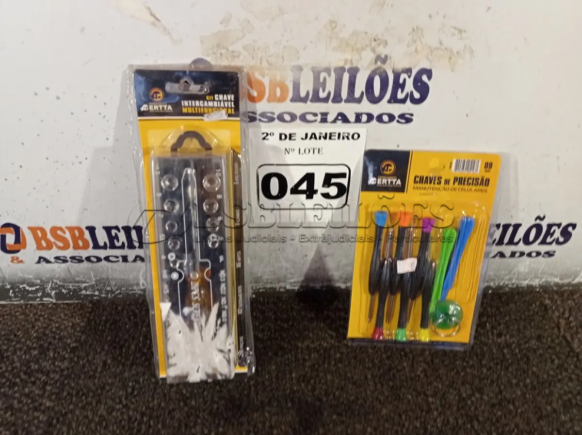 LOTE 045 - 01 KIT DE CHAVES DE PRECISÃO P/ MANUTENÇÃO DE CELULARES C/9 PEÇAS, 01 FORMÃO ¾’’ E 01 CHAVE COM 06 PONTAS INTERCAMBIÁVEIS. (NOVO) (NO ESTADO) ATENÇÃO! FAZER A VISITAÇÃO ANTES DE ARREMATAR, NÃO SABEMOS SE FUNCIONA. LEILÃO NÃO TEM GARANTIA E NEM DEVOLUÇÃO, SUJEITO A POSSÍVEIS AVARIAS VISÍVEIS/OCULTAS E/OU AUSÊNCIA DE COMPONENTES.
