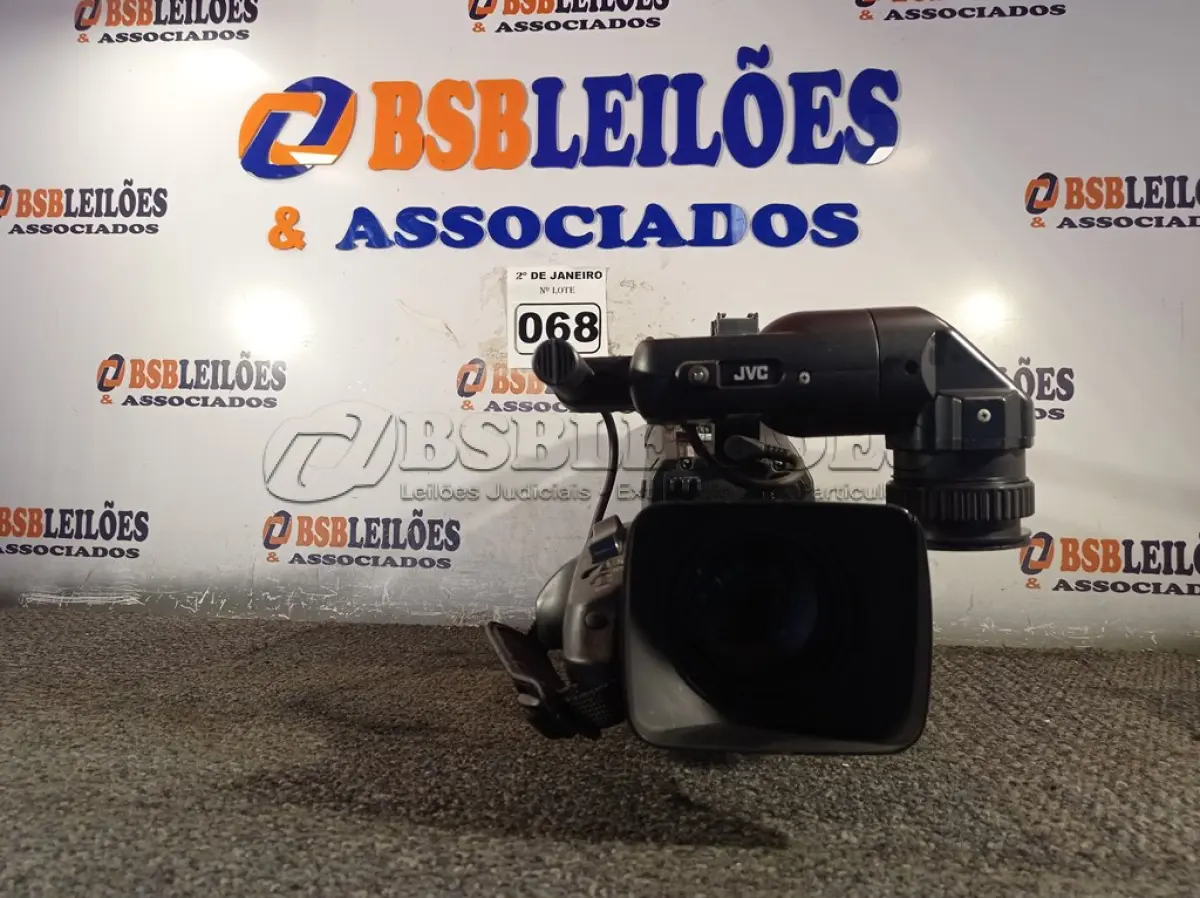 LOTE 068 - 01 CÂMERA FILMADORA PROFISSIONAL, MODELO:GY-DV5100 MARCA JVC. (NO ESTADO) ATENÇÃO! FAZER A VISITAÇÃO ANTES DE ARREMATAR, NÃO SABEMOS SE FUNCIONA. LEILÃO NÃO TEM GARANTIA E NEM DEVOLUÇÃO, SUJEITO A POSSÍVEIS AVARIAS VISÍVEIS/OCULTAS E/OU AUSÊNCIA DE COMPONENTES.