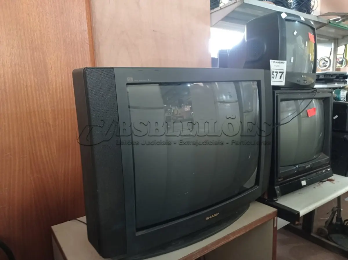 LOTE 577 - 03 TV’S DE TUBO MARCAS E MODELOS DIVERSOS. (NO ESTADO) ATENÇÃO! FAZER A VISITAÇÃO ANTES DE ARREMATAR, NÃO SABEMOS SE FUNCIONA. LEILÃO NÃO TEM GARANTIA E NEM DEVOLUÇÃO, SUJEITO A POSSÍVEIS AVARIAS VISÍVEIS/OCULTAS E/OU AUSÊNCIA DE COMPONENTES.