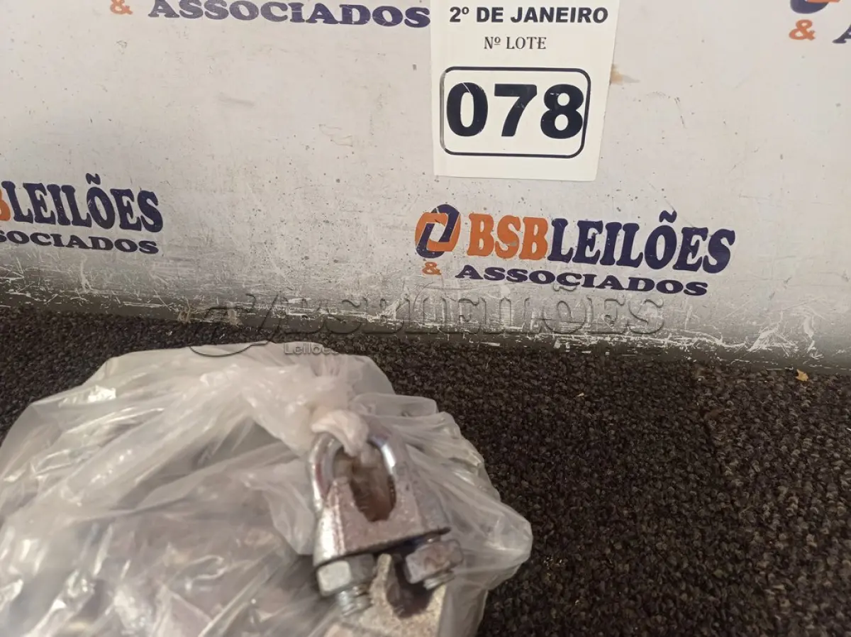 LOTE 078 - 01 LOTE COM VÁRIOS CLIPS PARA CABO DE AÇO 3/8”. (NO ESTADO) ATENÇÃO! FAZER A VISITAÇÃO ANTES DE ARREMATAR, NÃO SABEMOS SE FUNCIONA. LEILÃO NÃO TEM GARANTIA E NEM DEVOLUÇÃO, SUJEITO A POSSÍVEIS AVARIAS VISÍVEIS/OCULTAS E/OU AUSÊNCIA DE COMPONENTES.
