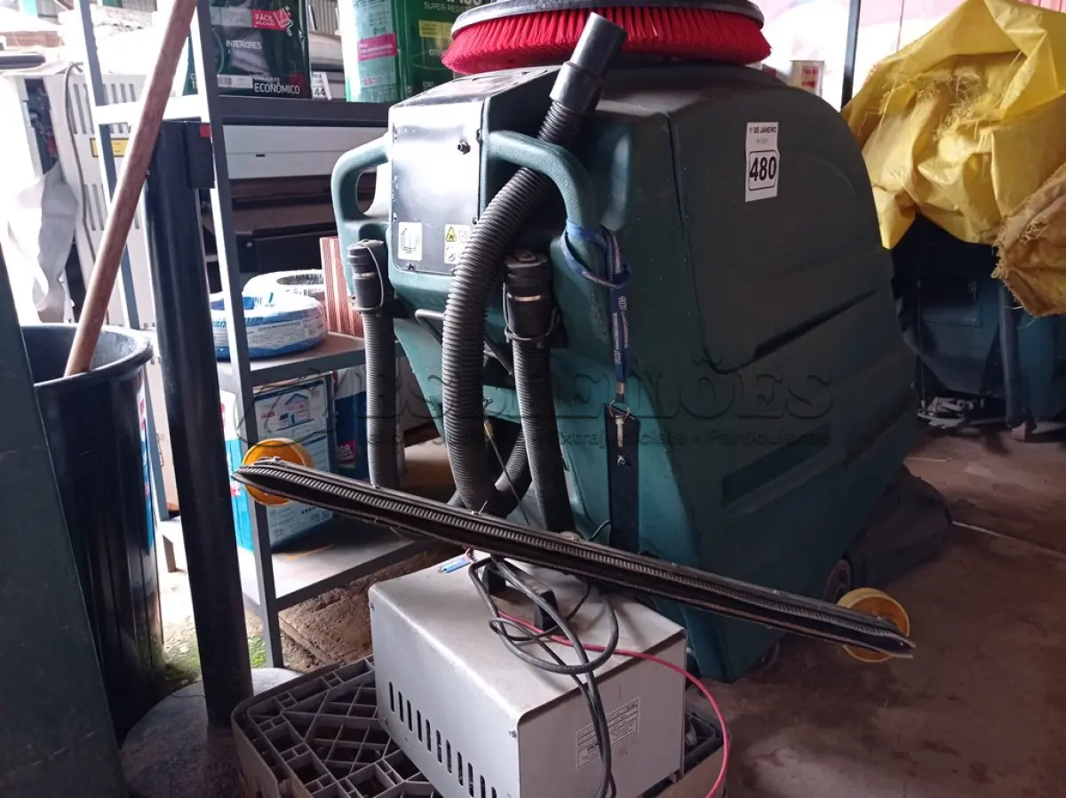 LOTE 480 - 01 LAVADORA DE PISOS INDUSTRIAL COM BATERIAS E CARREGADOR. (NO ESTADO) ATENÇÃO! FAZER A VISITAÇÃO ANTES DE ARREMATAR, NÃO SABEMOS SE FUNCIONA. LEILÃO NÃO TEM GARANTIA E NEM DEVOLUÇÃO, SUJEITO A POSSÍVEIS AVARIAS VISÍVEIS/OCULTAS E/OU AUSÊNCIA DE COMPONENTES.