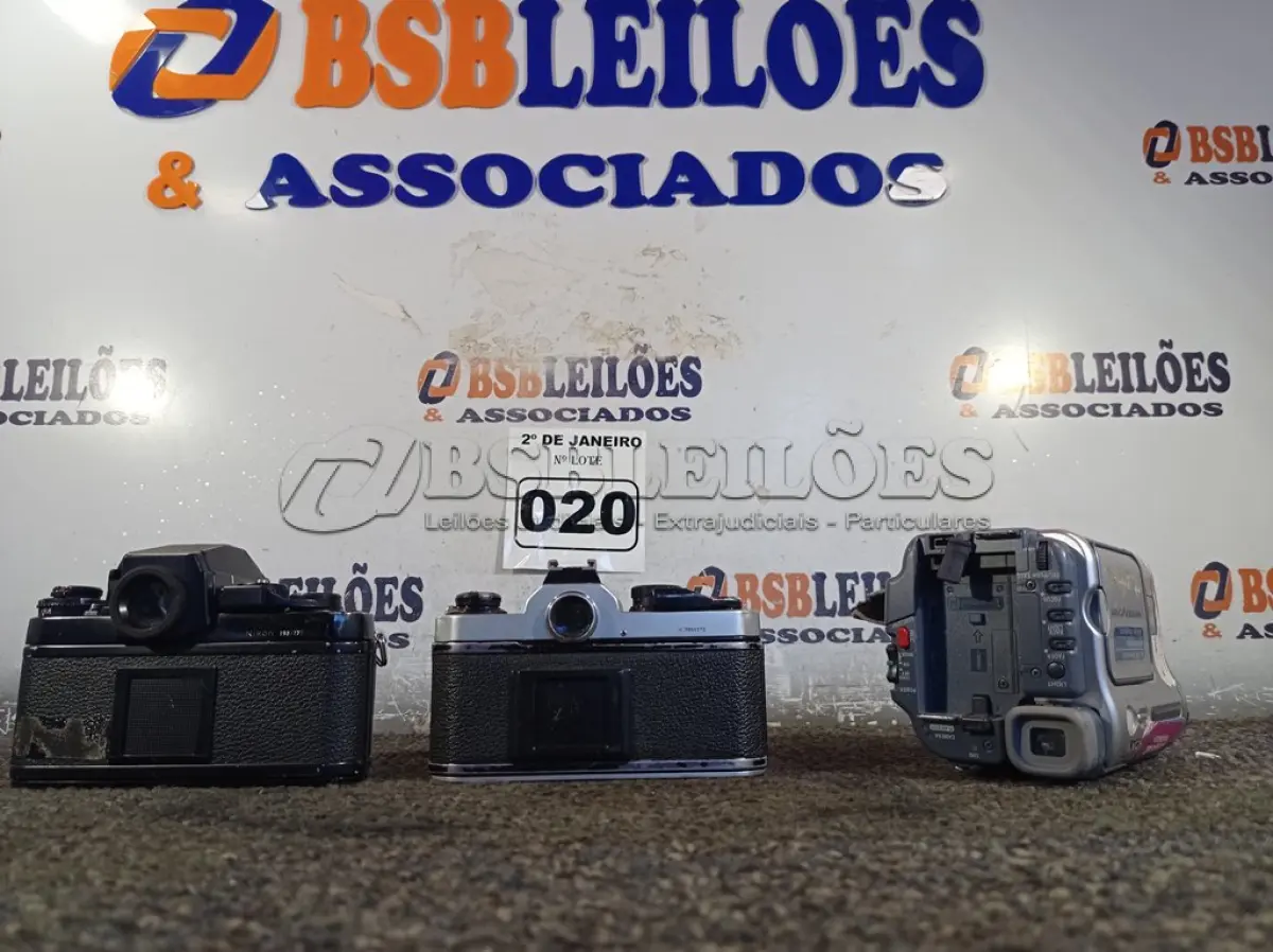 LOTE 020 - 01 CÂMERA FILMADORA E 02 CÂMERAS FOTOGRÁFICAS MARCA NIKON INCOMPLETAS. (NO ESTADO) ATENÇÃO! FAZER A VISITAÇÃO ANTES DE ARREMATAR, NÃO SABEMOS SE FUNCIONA. LEILÃO NÃO TEM GARANTIA E NEM DEVOLUÇÃO, SUJEITO A POSSÍVEIS AVARIAS VISÍVEIS/OCULTAS E/OU AUSÊNCIA DE COMPONENTES.
