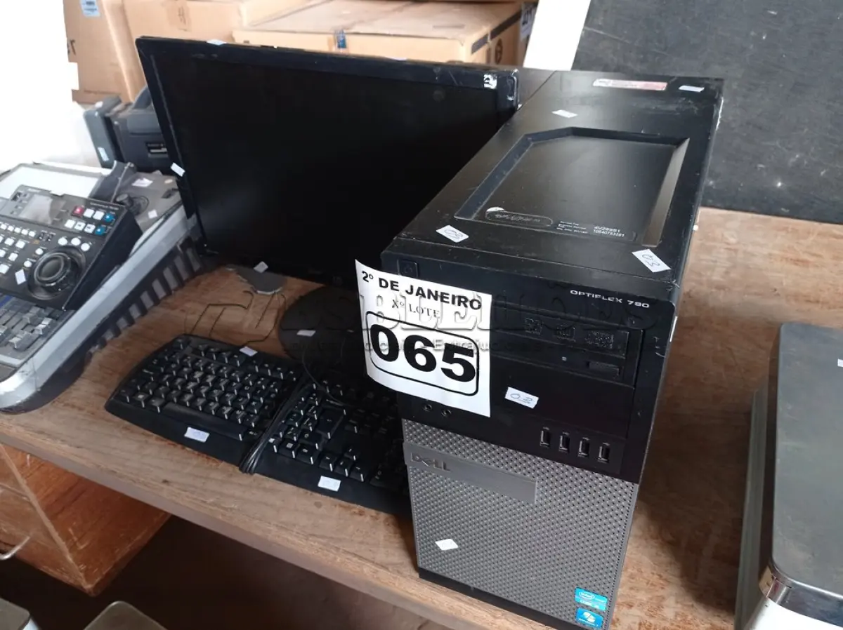 LOTE 065 - 01 CPU, 01 TECLADO E 01 MONITOR. (NO ESTADO) ATENÇÃO! FAZER A VISITAÇÃO ANTES DE ARREMATAR, NÃO SABEMOS SE FUNCIONA. LEILÃO NÃO TEM GARANTIA E NEM DEVOLUÇÃO, SUJEITO A POSSÍVEIS AVARIAS VISÍVEIS/OCULTAS E/OU AUSÊNCIA DE COMPONENTES.