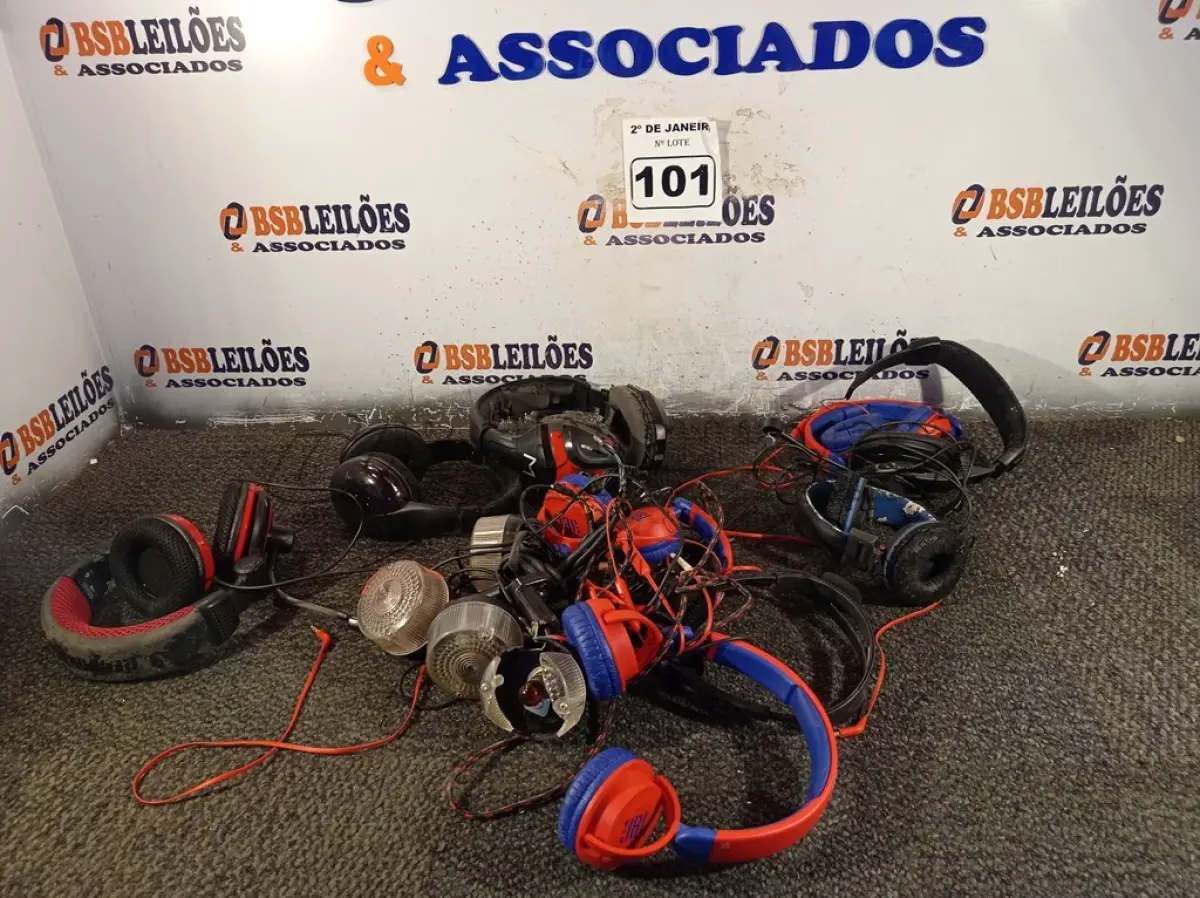 LOTE 101 - 01 LOTE COM VÁRIOS FONES DE OUVIDO E PISCAS PARA MOTO MARCAS E MODELOS DIVERSOS. (NO ESTADO) ATENÇÃO! FAZER A VISITAÇÃO ANTES DE ARREMATAR, NÃO SABEMOS SE FUNCIONA. LEILÃO NÃO TEM GARANTIA E NEM DEVOLUÇÃO, SUJEITO A POSSÍVEIS AVARIAS VISÍVEIS/OCULTAS E/OU AUSÊNCIA DE COMPONENTES.