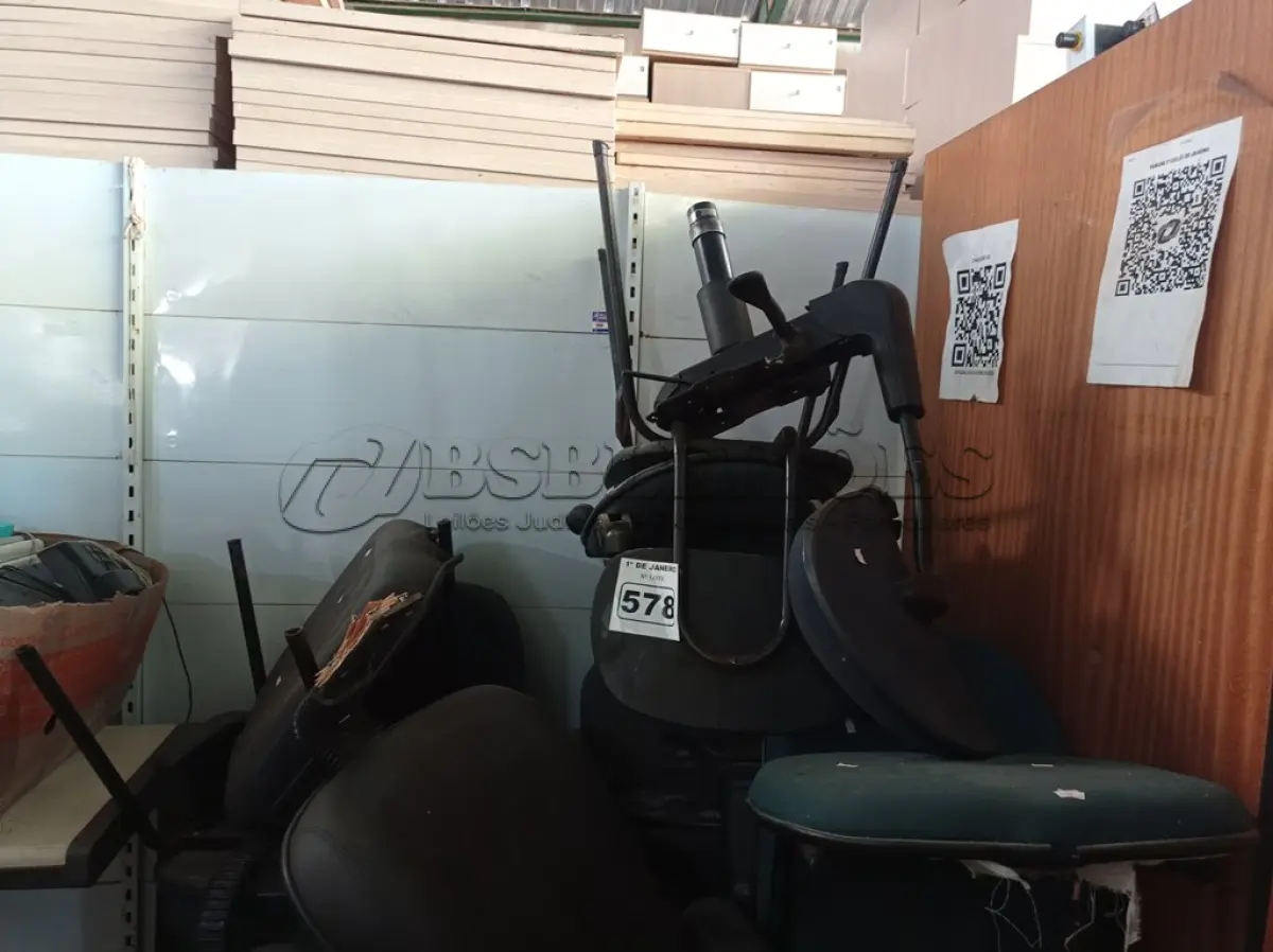 LOTE 578 - 01 LOTE COM VÁRIAS CADEIRA DE ESCRITÓRIO MARCAS E MODELOS DIVERSOS. (NO ESTADO) ATENÇÃO! FAZER A VISITAÇÃO ANTES DE ARREMATAR, NÃO SABEMOS SE FUNCIONA. LEILÃO NÃO TEM GARANTIA E NEM DEVOLUÇÃO, SUJEITO A POSSÍVEIS AVARIAS VISÍVEIS/OCULTAS E/OU AUSÊNCIA DE COMPONENTES.