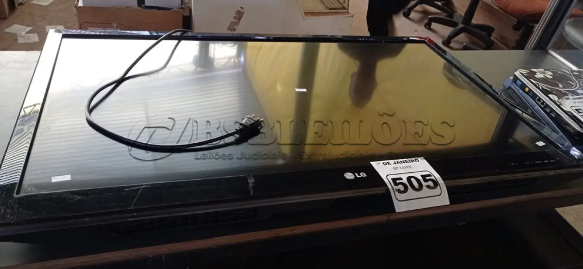 LOTE 505 - 01 TV LG 42” POL. (NO ESTADO) ATENÇÃO! FAZER A VISITAÇÃO ANTES DE ARREMATAR, NÃO SABEMOS SE FUNCIONA. LEILÃO NÃO TEM GARANTIA E NEM DEVOLUÇÃO, SUJEITO A POSSÍVEIS AVARIAS VISÍVEIS/OCULTAS E/OU AUSÊNCIA DE COMPONENTES.