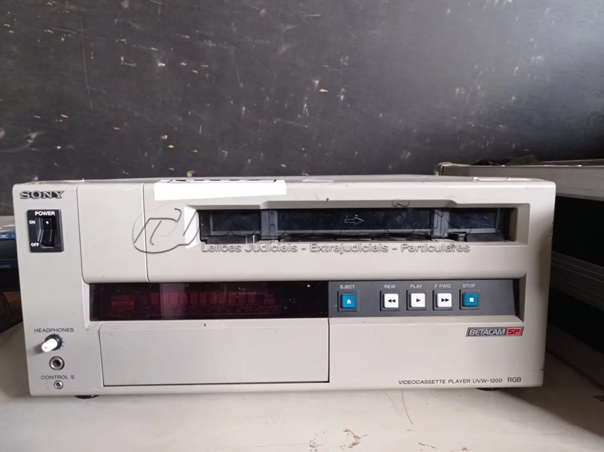 LOTE 062 - 01 VÍDEO CASSETE, MODELO:UVW-1200 RGB MARCA SONY. (NO ESTADO) ATENÇÃO! FAZER A VISITAÇÃO ANTES DE ARREMATAR, NÃO SABEMOS SE FUNCIONA. LEILÃO NÃO TEM GARANTIA E NEM DEVOLUÇÃO, SUJEITO A POSSÍVEIS AVARIAS VISÍVEIS/OCULTAS E/OU AUSÊNCIA DE COMPONENTES.