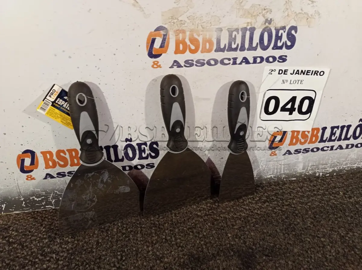LOTE 040 - 02 ESPÁTULAS 5” COM CABO EMBORRACHADO E 01 ESPÁTULA 2,5. (NOVO) (NO ESTADO) ATENÇÃO! FAZER A VISITAÇÃO ANTES DE ARREMATAR, NÃO SABEMOS SE FUNCIONA. LEILÃO NÃO TEM GARANTIA E NEM DEVOLUÇÃO, SUJEITO A POSSÍVEIS AVARIAS VISÍVEIS/OCULTAS E/OU AUSÊNCIA DE COMPONENTES.