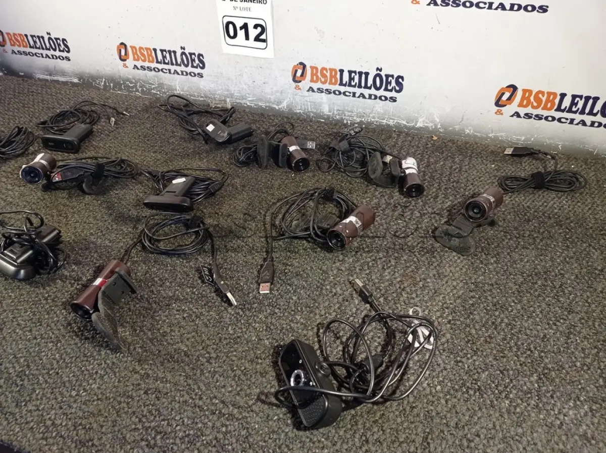 LOTE 012 - 01 LOTE COM 13 MINE CÂMERAS DIVERSAS. (NO ESTADO) ATENÇÃO! FAZER A VISITAÇÃO ANTES DE ARREMATAR, NÃO SABEMOS SE FUNCIONA. LEILÃO NÃO TEM GARANTIA E NEM DEVOLUÇÃO, SUJEITO A POSSÍVEIS AVARIAS VISÍVEIS/OCULTAS E/OU AUSÊNCIA DE COMPONENTES.