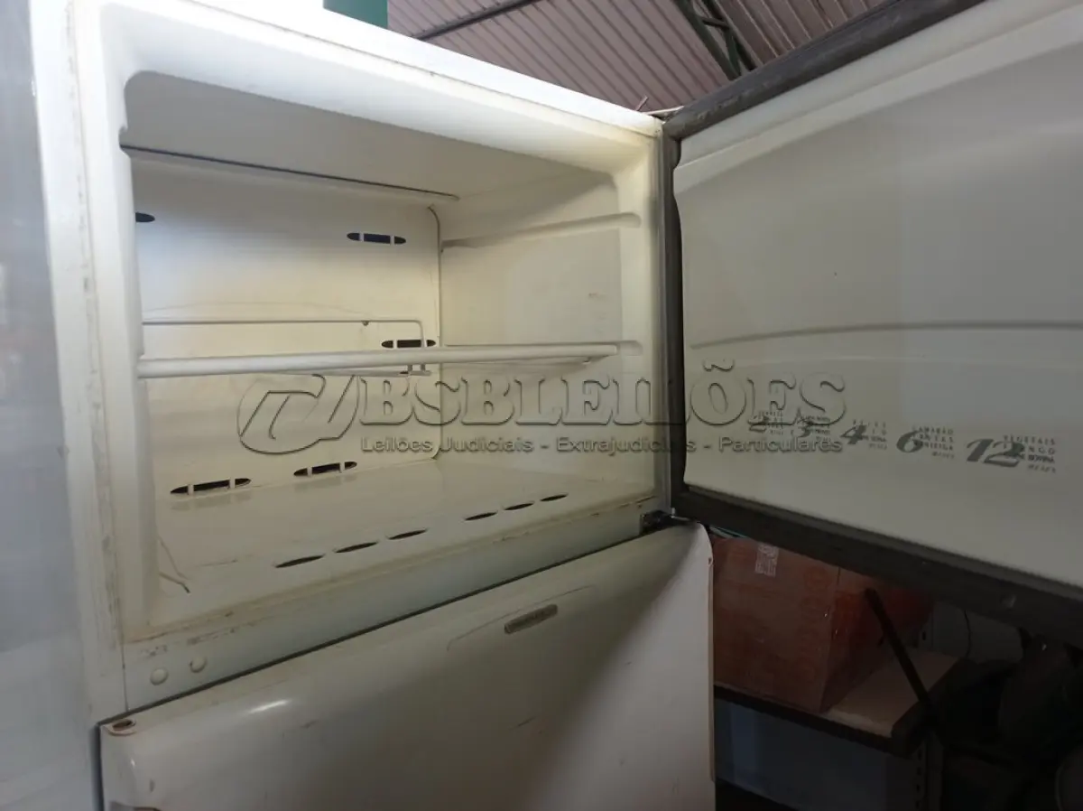 LOTE 434 - 01 GELADEIRA MARCA BRASTEMP 220V. (NO ESTADO) ATENÇÃO! FAZER A VISITAÇÃO ANTES DE ARREMATAR, NÃO SABEMOS SE FUNCIONA. LEILÃO NÃO TEM GARANTIA E NEM DEVOLUÇÃO, SUJEITO A POSSÍVEIS AVARIAS VISÍVEIS/OCULTAS E/OU AUSÊNCIA DE COMPONENTES.