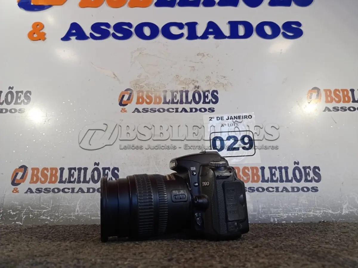 LOTE 029 - 01 MÁQUINA FOTOGRÁFICA MODELO: D90 MARCA NIKON COM BATERIA, CARTÃO DE MEMÓRIA E S/CARREGADOR (NO ESTADO) ATENÇÃO! FAZER A VISITAÇÃO ANTES DE ARREMATAR, NÃO SABEMOS SE FUNCIONA. LEILÃO NÃO TEM GARANTIA E NEM DEVOLUÇÃO, SUJEITO A POSSÍVEIS AVARIAS VISÍVEIS/OCULTAS E/OU AUSÊNCIA DE COMPONENTES.